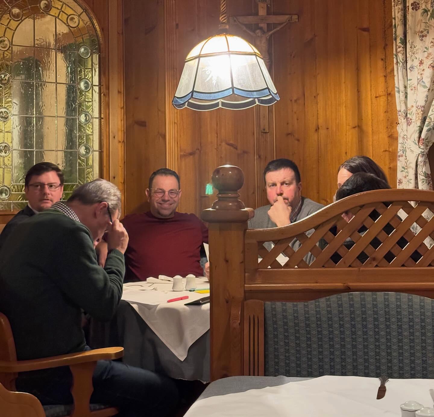 🎼Jahreshauptversammlung 2026🎶
•
•
•
Nach einer kurzen musikalischen Pause, starteten wir gestern mit unserer Jahreshauptversammlung im Gasthaus Filzwieser, wieder aktiv ins neue Vereinsjahr! 🎉 Im Anschluss an die Berichte des „alten Vorstandes“, folgten die Neuwahlen.
Nach erfolgreichem Abschluss der Wahl des neuen Vorstandes, liesen wir den Abend gemütlichen bei gutem Essen und dem ein oder anderen Gläschen ausklingen! 🍽️🍷 Danke an dieser Stelle für die Verpflegung! 👏🏼
•
•
•
#mvmitterbach #mitterbach #musikvereinmitterbach #jahreshauptversammlung