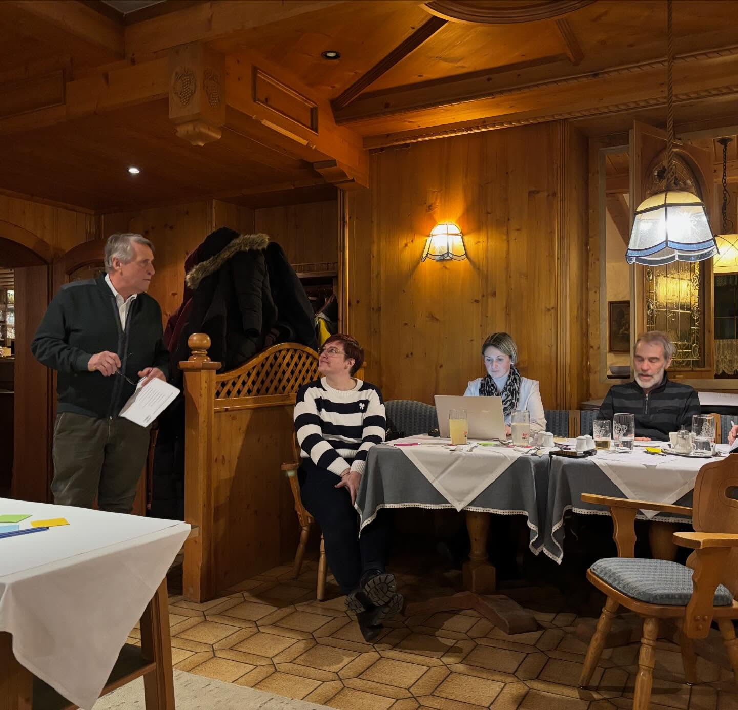 🎼Jahreshauptversammlung 2026🎶
•
•
•
Nach einer kurzen musikalischen Pause, starteten wir gestern mit unserer Jahreshauptversammlung im Gasthaus Filzwieser, wieder aktiv ins neue Vereinsjahr! 🎉 Im Anschluss an die Berichte des „alten Vorstandes“, folgten die Neuwahlen.
Nach erfolgreichem Abschluss der Wahl des neuen Vorstandes, liesen wir den Abend gemütlichen bei gutem Essen und dem ein oder anderen Gläschen ausklingen! 🍽️🍷 Danke an dieser Stelle für die Verpflegung! 👏🏼
•
•
•
#mvmitterbach #mitterbach #musikvereinmitterbach #jahreshauptversammlung