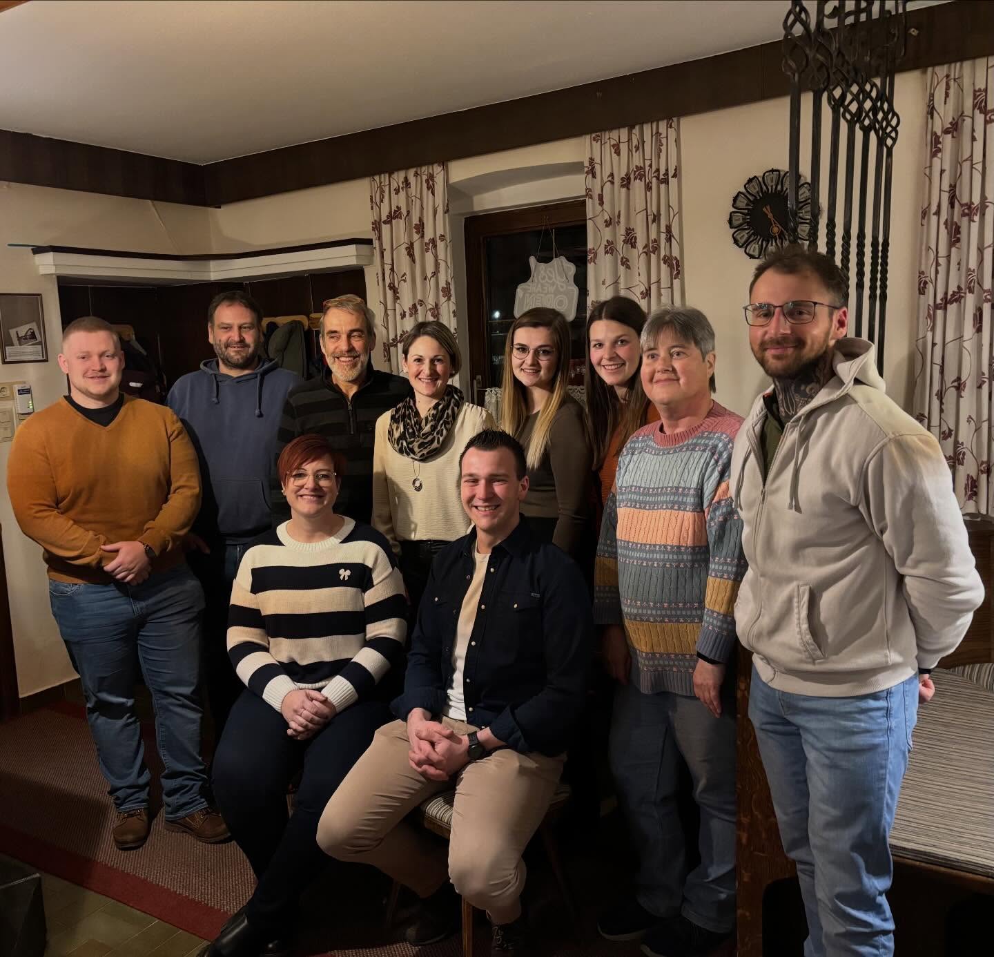 🎼Jahreshauptversammlung 2026🎶
•
•
•
Nach einer kurzen musikalischen Pause, starteten wir gestern mit unserer Jahreshauptversammlung im Gasthaus Filzwieser, wieder aktiv ins neue Vereinsjahr! 🎉 Im Anschluss an die Berichte des „alten Vorstandes“, folgten die Neuwahlen.
Nach erfolgreichem Abschluss der Wahl des neuen Vorstandes, liesen wir den Abend gemütlichen bei gutem Essen und dem ein oder anderen Gläschen ausklingen! 🍽️🍷 Danke an dieser Stelle für die Verpflegung! 👏🏼
•
•
•
#mvmitterbach #mitterbach #musikvereinmitterbach #jahreshauptversammlung