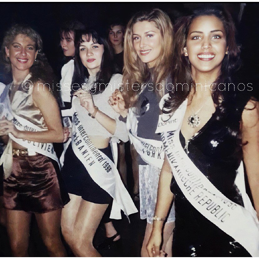 Nuestra hermosa e inolvidable Selinée Méndez sonríe acompañada de las candidatas