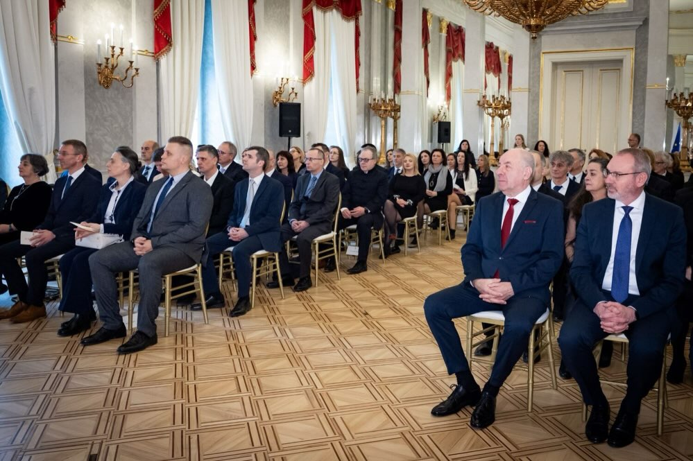 Újabb oktatónk – Répás Ferenc – egyetemi tanári címet kapott!
2026 február 10.-én Dr. Sulyok Tamás, Magyarország köztársasági elnöke – a kultúráért és innovációért felelős miniszternek a fenntartóval egyetértésben tett javaslatára – egyetemi tanárrá nevezte ki kollégánkat Répás Ferencet!
Részlet a méltatásból:
„Répás Ferenc régóta a Rajzi és formaismereti tanszék oktatója. Oklevelét 1992 szerezte a BME Építészmérnöki karán, majd 1996-ban abszolválta az Építész Mester Egylet Mesteriskolát. DLA fokozatszerzését (2007, BME) követően 2023-ban a BME Építészmérnöki Karán habilitált. Szakmai munkásságát 2022-ben Ybl Miklós díjjal ismerte el a Miniszterelnökség.
Építészeti tervező munkássága az élvonalbeli kortárs hazai alkotók sorába emeli, emellett kimagasló alakja a magyarországi építészeti látványtervezésnek. Az MTMT a jelölt 165 alkotását tartja nyilván. Elismertségét három külföldi kiállításon nyert díj, 7 külföldi méltatás és recenzió, valamint számos hazai recenzió jelzi. Nemzetközi tervpályázaton három első, egy második és egy harmadik díjat nyert.”
A BME Építészmérnöki Kar gratulál a kinevezéshez, sikeres és eredményes munkát kívánunk!