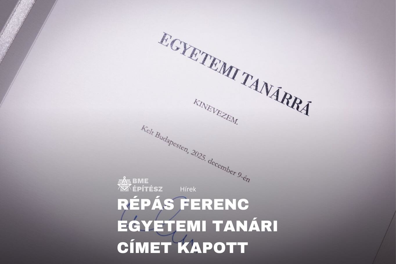 Újabb oktatónk – Répás Ferenc – egyetemi tanári címet kapott!
2026 február 10.-én Dr. Sulyok Tamás, Magyarország köztársasági elnöke – a kultúráért és innovációért felelős miniszternek a fenntartóval egyetértésben tett javaslatára – egyetemi tanárrá nevezte ki kollégánkat Répás Ferencet!
Részlet a méltatásból:
„Répás Ferenc régóta a Rajzi és formaismereti tanszék oktatója. Oklevelét 1992 szerezte a BME Építészmérnöki karán, majd 1996-ban abszolválta az Építész Mester Egylet Mesteriskolát. DLA fokozatszerzését (2007, BME) követően 2023-ban a BME Építészmérnöki Karán habilitált. Szakmai munkásságát 2022-ben Ybl Miklós díjjal ismerte el a Miniszterelnökség.
Építészeti tervező munkássága az élvonalbeli kortárs hazai alkotók sorába emeli, emellett kimagasló alakja a magyarországi építészeti látványtervezésnek. Az MTMT a jelölt 165 alkotását tartja nyilván. Elismertségét három külföldi kiállításon nyert díj, 7 külföldi méltatás és recenzió, valamint számos hazai recenzió jelzi. Nemzetközi tervpályázaton három első, egy második és egy harmadik díjat nyert.”
A BME Építészmérnöki Kar gratulál a kinevezéshez, sikeres és eredményes munkát kívánunk!