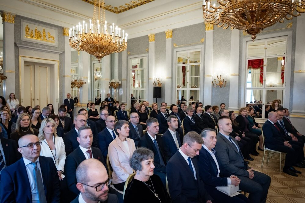 Újabb oktatónk – Répás Ferenc – egyetemi tanári címet kapott!
2026 február 10.-én Dr. Sulyok Tamás, Magyarország köztársasági elnöke – a kultúráért és innovációért felelős miniszternek a fenntartóval egyetértésben tett javaslatára – egyetemi tanárrá nevezte ki kollégánkat Répás Ferencet!
Részlet a méltatásból:
„Répás Ferenc régóta a Rajzi és formaismereti tanszék oktatója. Oklevelét 1992 szerezte a BME Építészmérnöki karán, majd 1996-ban abszolválta az Építész Mester Egylet Mesteriskolát. DLA fokozatszerzését (2007, BME) követően 2023-ban a BME Építészmérnöki Karán habilitált. Szakmai munkásságát 2022-ben Ybl Miklós díjjal ismerte el a Miniszterelnökség.
Építészeti tervező munkássága az élvonalbeli kortárs hazai alkotók sorába emeli, emellett kimagasló alakja a magyarországi építészeti látványtervezésnek. Az MTMT a jelölt 165 alkotását tartja nyilván. Elismertségét három külföldi kiállításon nyert díj, 7 külföldi méltatás és recenzió, valamint számos hazai recenzió jelzi. Nemzetközi tervpályázaton három első, egy második és egy harmadik díjat nyert.”
A BME Építészmérnöki Kar gratulál a kinevezéshez, sikeres és eredményes munkát kívánunk!