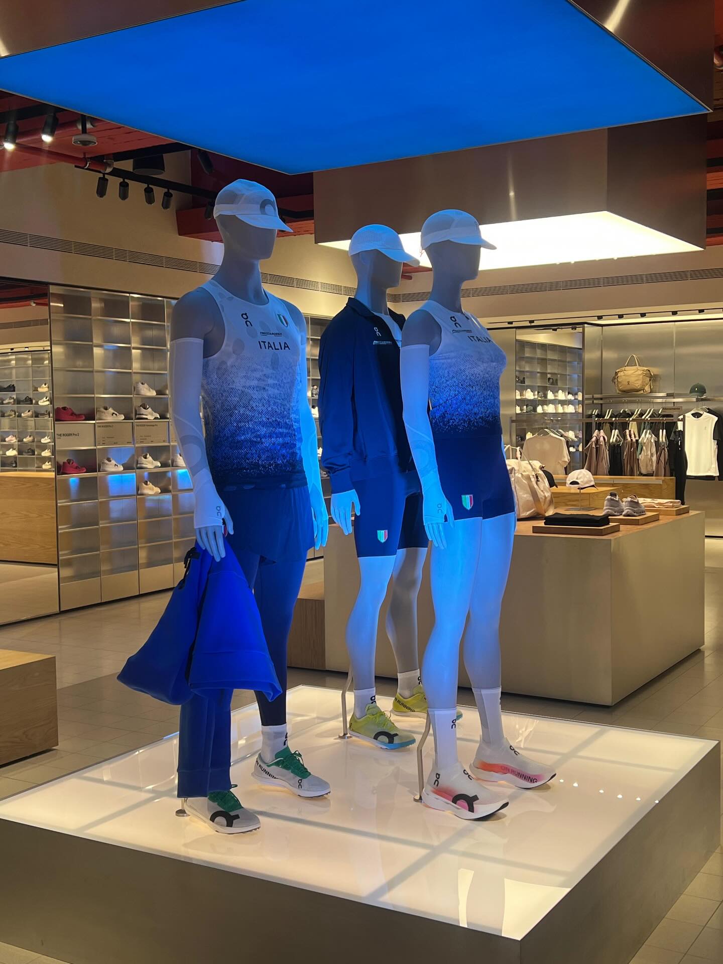 Ready To Run presente alla presentazione delle nuove divise della Nazionale Italiana di Atletica Leggera 🇮🇹
nate dalla collaborazione tra @atleticaitaliana e @on
Un evento che ha riunito atleti d’élite, volti simbolo e grandi protagonisti del movimento italiano.
Pronti a correre verso nuovi traguardi. 💙🔥
“Da chi corre, per chi corre” 🏃♀️
#ReadyToRun #AtleticaLeggera #TeamItalia #OnRunning #dreamon