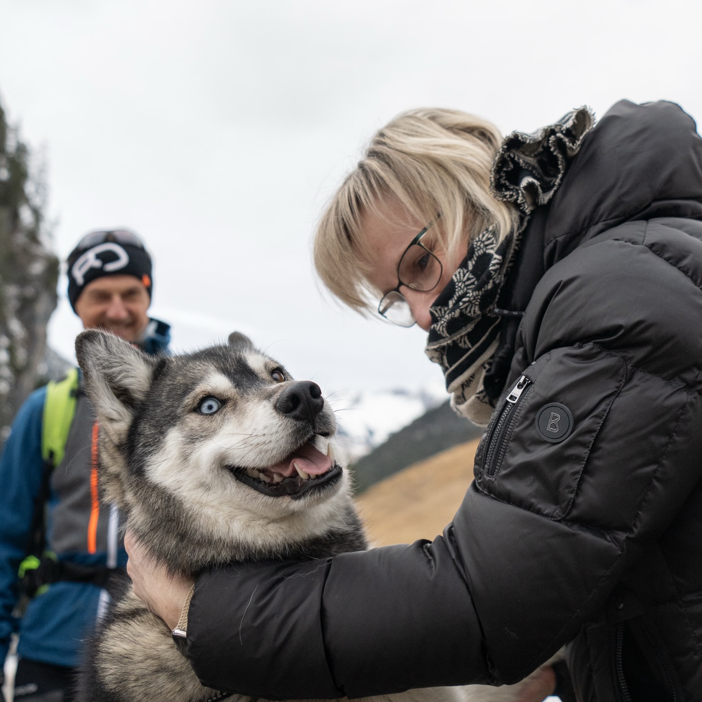 Ralph loves skitouring ⛷️🏔️
.
he grew up with animals 🐴🐺
.
and getting a year older 💫🥳
.
gave reason to his friends and family 🔥♥️
.
to surprise him with a voucher for a day full of mountain and husky experience.
.
including photo & video shooting
📸🎥 @tri_hannes
.
What about you and your next anniversary ?
.
Experience your instincts 🐺
color 🌈 your mind.
.
🔗 mountainhusky.com
.
🐺🏔️ @basecamp_gramais @hubslindner
#bergschulelechtal #huskymountaineering
.
powered by
🔥 @cloudy.hinterstein
🔥 @hagan_ski
🔥 @zaniergloves
🔥 @pokusa_for_health_de
🔥 @sledwork.de
🔥 @benglerwald_berg_chaletdorf
🔥 @hotellaerchenhoflermoos
.
#pureskimountaineering
#mymountainpassion
#mountainhusky