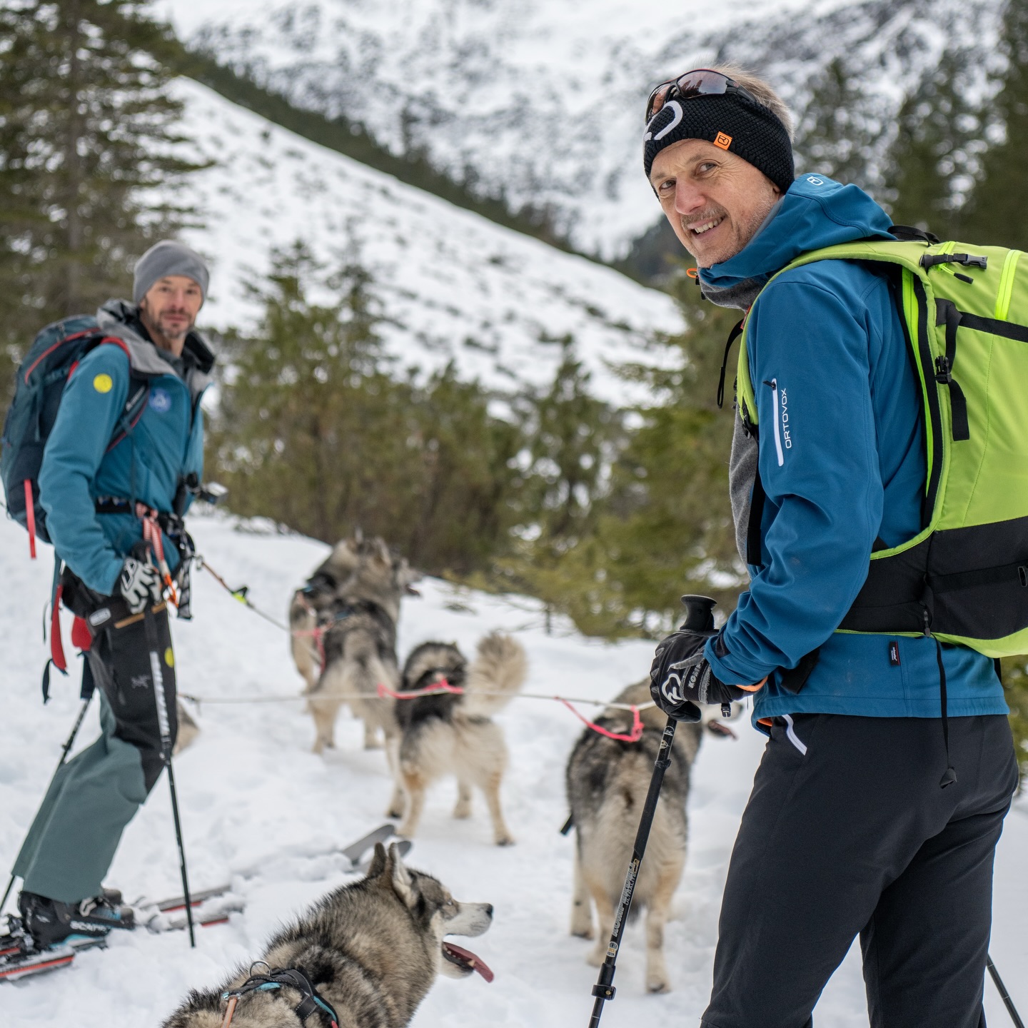 Ralph loves skitouring ⛷️🏔️
.
he grew up with animals 🐴🐺
.
and getting a year older 💫🥳
.
gave reason to his friends and family 🔥♥️
.
to surprise him with a voucher for a day full of mountain and husky experience.
.
including photo & video shooting
📸🎥 @tri_hannes
.
What about you and your next anniversary ?
.
Experience your instincts 🐺
color 🌈 your mind.
.
🔗 mountainhusky.com
.
🐺🏔️ @basecamp_gramais @hubslindner
#bergschulelechtal #huskymountaineering
.
powered by
🔥 @cloudy.hinterstein
🔥 @hagan_ski
🔥 @zaniergloves
🔥 @pokusa_for_health_de
🔥 @sledwork.de
🔥 @benglerwald_berg_chaletdorf
🔥 @hotellaerchenhoflermoos
.
#pureskimountaineering
#mymountainpassion
#mountainhusky