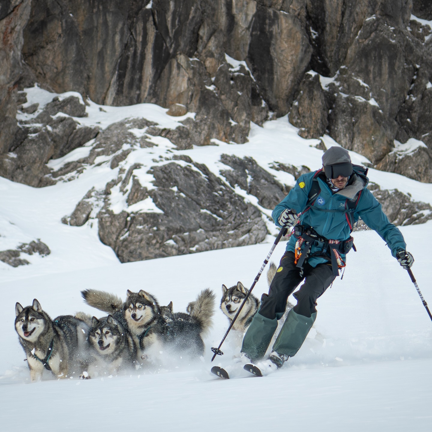Ralph loves skitouring ⛷️🏔️
.
he grew up with animals 🐴🐺
.
and getting a year older 💫🥳
.
gave reason to his friends and family 🔥♥️
.
to surprise him with a voucher for a day full of mountain and husky experience.
.
including photo & video shooting
📸🎥 @tri_hannes
.
What about you and your next anniversary ?
.
Experience your instincts 🐺
color 🌈 your mind.
.
🔗 mountainhusky.com
.
🐺🏔️ @basecamp_gramais @hubslindner
#bergschulelechtal #huskymountaineering
.
powered by
🔥 @cloudy.hinterstein
🔥 @hagan_ski
🔥 @zaniergloves
🔥 @pokusa_for_health_de
🔥 @sledwork.de
🔥 @benglerwald_berg_chaletdorf
🔥 @hotellaerchenhoflermoos
.
#pureskimountaineering
#mymountainpassion
#mountainhusky