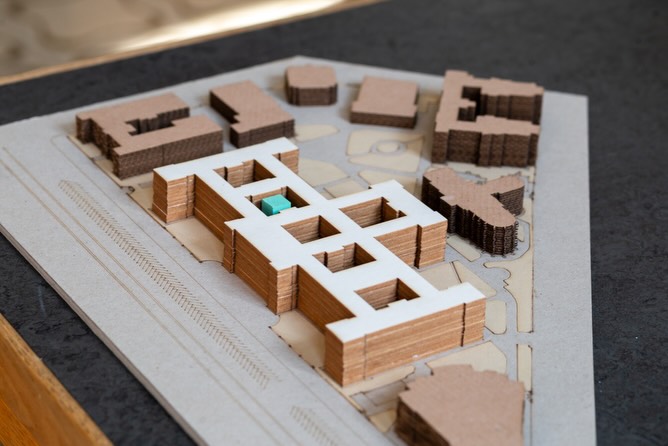 A MI CAMPUSUNK – kiállítás az egyetem területére tervezett hallgatói tervekből
A BME Campus területére az elmúlt években számos hallgatói terv készült a BME Építészmérnöki kar tervezési tárgyaiban.
A kiállítást megnyitotta dr. Charaf Hassan a BME Rektora, és Varga Tamás DLA a BME Építészmérnöki Kar dékánja.
A kiállítás az Exploratív Építészeti Tanszék, a Lakóépülettervezési Tanszék, Középülettervezési Tanszék, az Urbanisztika Tanszék, az Épületszerkezettani Tanszék és az Építéstechnológia és Építésmenedzsment Tanszék tervezési, komplex és diplomatervezés tantárgyainak eredményei közül mutat be terveket.
időpont: 2026.03.11.- 03.26.
helyszín: BME Központi épület 2. emelet körfolyosó kiállítótér.
Fényképek: @kepkocka