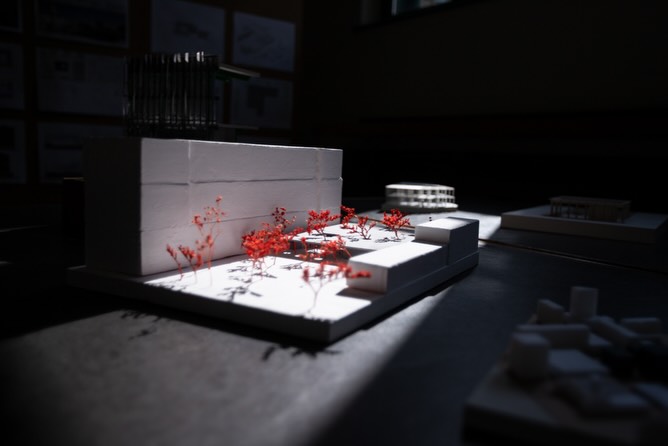 A MI CAMPUSUNK – kiállítás az egyetem területére tervezett hallgatói tervekből
A BME Campus területére az elmúlt években számos hallgatói terv készült a BME Építészmérnöki kar tervezési tárgyaiban.
A kiállítást megnyitotta dr. Charaf Hassan a BME Rektora, és Varga Tamás DLA a BME Építészmérnöki Kar dékánja.
A kiállítás az Exploratív Építészeti Tanszék, a Lakóépülettervezési Tanszék, Középülettervezési Tanszék, az Urbanisztika Tanszék, az Épületszerkezettani Tanszék és az Építéstechnológia és Építésmenedzsment Tanszék tervezési, komplex és diplomatervezés tantárgyainak eredményei közül mutat be terveket.
időpont: 2026.03.11.- 03.26.
helyszín: BME Központi épület 2. emelet körfolyosó kiállítótér.
Fényképek: @kepkocka