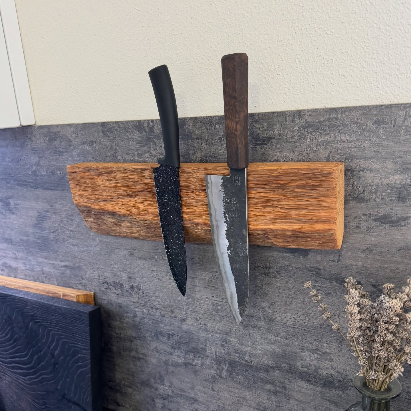 Magnetický držák z masivního dřeva udrží nože vždy…