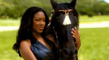 𝐊𝐞𝐧𝐲𝐚 𝐌𝐨𝐨𝐫𝐞 in Jermaine Dupri’s “Money Ain’t A Thang” feat. JAY-Z. (19