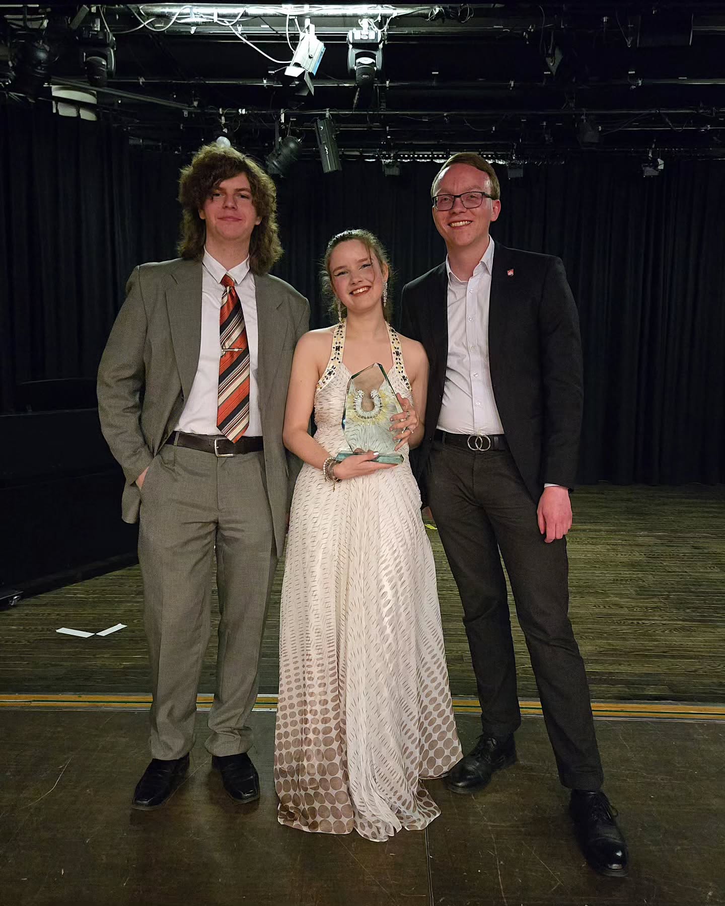 🎶 ELMSHORNER JUGENDKULTURPREIS 2025 🎶
Heute fand die feierliche Verleihung des Elmshorner Jugend-Kulturpreises an Hanna Werner sowie des Nachwuchspreises an die Breakdance-Gruppe Crossing Borders statt. Herzlichen Glückwunsch an die Gewinner*innen! Es war eine sehr schöne Veranstaltung. Sowohl Hanna Werner ( @bunt_bunter_buehne @art_by_lonou ) als auch die Crossing Borders beeindruckten sehr mit ihren musikalischen bzw. tänzerischen Darbietungen! Hanna Werner ist allerdings weit mehr als „nur“ musikalisch begabt. Stadtrat Dirk Moritz brachte es gut auf den Punkt: „Sie beeindruckt durch außergewöhnliche Vielseitigkeit.“
Schön, dass es diesen Preis und die damit verbundene Anerkennung der Stadt für kreative junge Menschen gibt. Dirk Moritz hat völlig recht mit seiner Aussage: „Kultur ist weit mehr als ein Freizeitangebot.“ Kultur prägt eine Stadt, Kultur macht eine Stadt lebenswert.
#Elmshorn #jugendkulturpreis #teamelmshorn #jugendkultur