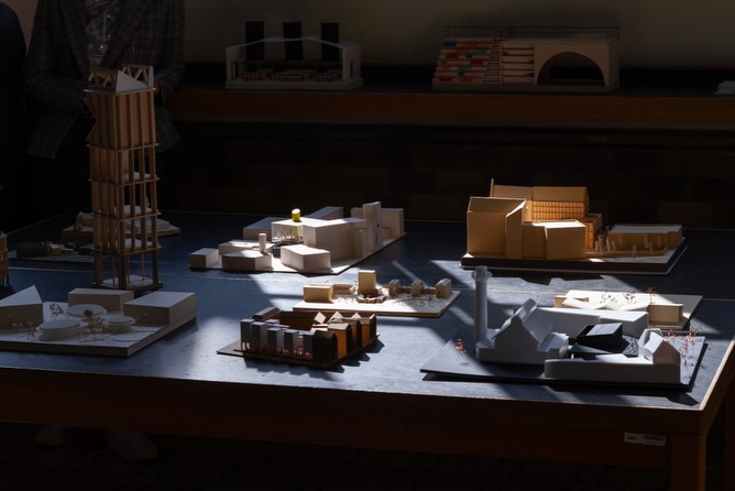 A MI CAMPUSUNK – kiállítás az egyetem területére tervezett hallgatói tervekből
A BME Campus területére az elmúlt években számos hallgatói terv készült a BME Építészmérnöki kar tervezési tárgyaiban.
A kiállítást megnyitotta dr. Charaf Hassan a BME Rektora, és Varga Tamás DLA a BME Építészmérnöki Kar dékánja.
A kiállítás az Exploratív Építészeti Tanszék, a Lakóépülettervezési Tanszék, Középülettervezési Tanszék, az Urbanisztika Tanszék, az Épületszerkezettani Tanszék és az Építéstechnológia és Építésmenedzsment Tanszék tervezési, komplex és diplomatervezés tantárgyainak eredményei közül mutat be terveket.
időpont: 2026.03.11.- 03.26.
helyszín: BME Központi épület 2. emelet körfolyosó kiállítótér.
Fényképek: @kepkocka