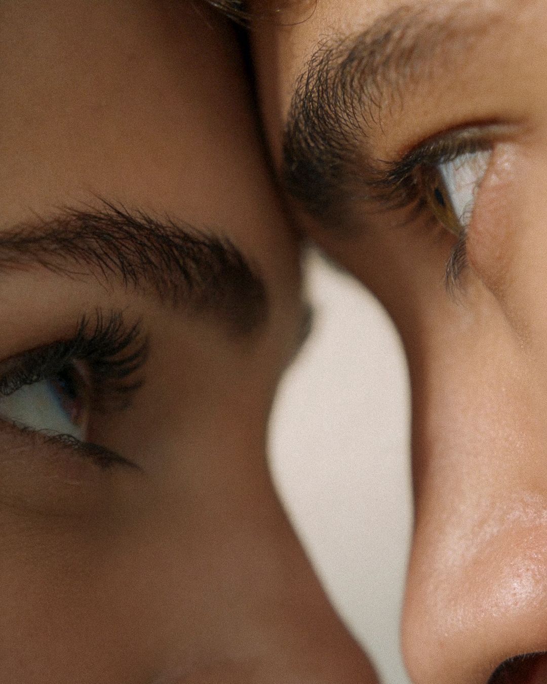 Deux regards.
Une même direction.
Le mariage marque l’union de deux histoires qui avancent désormais ensemble.
Un engagement sincère, choisi et partagé.
Chez Amantys, chaque création célèbre ce moment unique.
Une bague pensée pour symboliser un lien qui dure.
―
Two gazes.
One shared direction.
Marriage marks the union of two stories moving forward together.
A sincere commitment, chosen and shared.
At Amantys, every creation celebrates this unique moment.
A ring designed to symbolize a bond that lasts.
• Paris | 5 rue de l’Échelle 75001
• Bordeaux | 4-6 Cours de l’Intendance 33000
#amantysparis #amantysbordeaux #mariage #baguefiancailles #joailleriesurmesure #naturaldiamond #atelierjoaillier #finejewelry #amantys