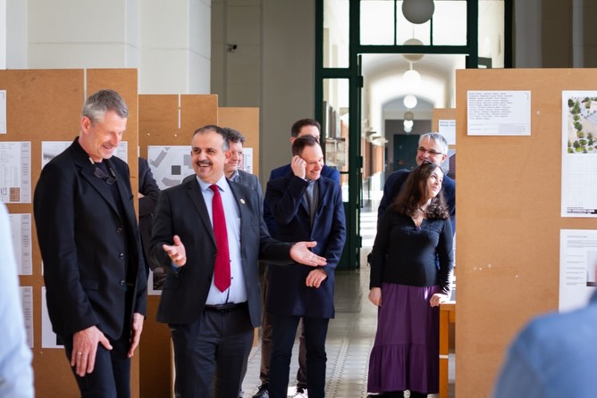 A MI CAMPUSUNK – kiállítás az egyetem területére tervezett hallgatói tervekből
A BME Campus területére az elmúlt években számos hallgatói terv készült a BME Építészmérnöki kar tervezési tárgyaiban.
A kiállítást megnyitotta dr. Charaf Hassan a BME Rektora, és Varga Tamás DLA a BME Építészmérnöki Kar dékánja.
A kiállítás az Exploratív Építészeti Tanszék, a Lakóépülettervezési Tanszék, Középülettervezési Tanszék, az Urbanisztika Tanszék, az Épületszerkezettani Tanszék és az Építéstechnológia és Építésmenedzsment Tanszék tervezési, komplex és diplomatervezés tantárgyainak eredményei közül mutat be terveket.
időpont: 2026.03.11.- 03.26.
helyszín: BME Központi épület 2. emelet körfolyosó kiállítótér.
Fényképek: @kepkocka