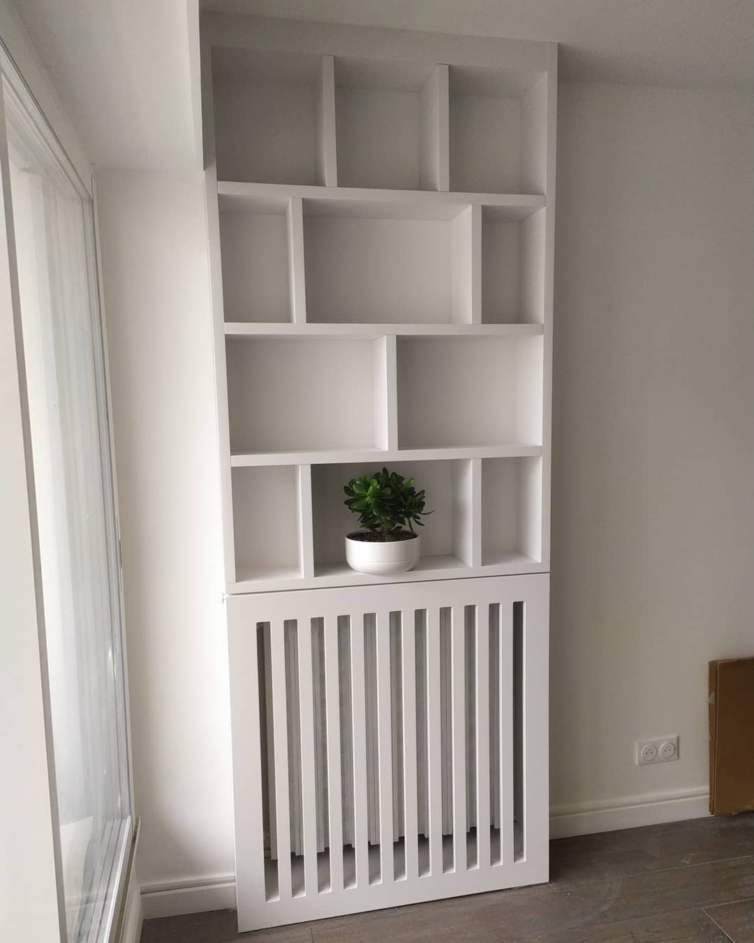 Bibliothèque sur mesure en MDF peint en acrylique-laque.
Claustra cache-radiateur en partie basse.
Fait partie d'un projet d'aménagement complet d'un appartement, plus de photos à suivre dans les prochaines semaines.
En collaboration avec @mycelium_agencement
#ebenisterie #bibliotheque #menuiserie #agencement #ebeniste #menuisier #agencementsurmesure #meublesurmesure #surmesure #artisan #artisanat #artisanatfrancais #artisanparis #faitmain #agencementinterieur #travaildubois #meuble #mobilier #bois #woodworking #handmade