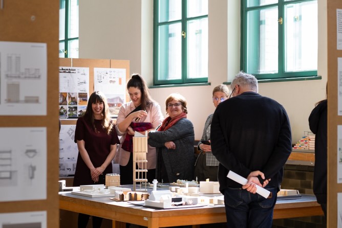 A MI CAMPUSUNK – kiállítás az egyetem területére tervezett hallgatói tervekből
A BME Campus területére az elmúlt években számos hallgatói terv készült a BME Építészmérnöki kar tervezési tárgyaiban.
A kiállítást megnyitotta dr. Charaf Hassan a BME Rektora, és Varga Tamás DLA a BME Építészmérnöki Kar dékánja.
A kiállítás az Exploratív Építészeti Tanszék, a Lakóépülettervezési Tanszék, Középülettervezési Tanszék, az Urbanisztika Tanszék, az Épületszerkezettani Tanszék és az Építéstechnológia és Építésmenedzsment Tanszék tervezési, komplex és diplomatervezés tantárgyainak eredményei közül mutat be terveket.
időpont: 2026.03.11.- 03.26.
helyszín: BME Központi épület 2. emelet körfolyosó kiállítótér.
Fényképek: @kepkocka