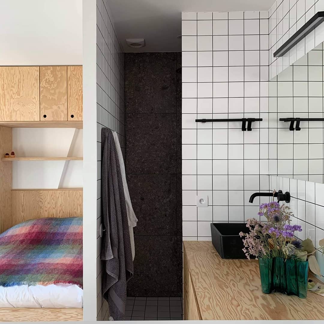Placards sur mesure, étagères et tête de lit en contreplaqué Pin.
Meuble pour salle de bain en contreplaqué Pin.
Meuble en stratifié blanc de séparation entre chambre et salon. (Une verrière sera installée par la suite au dessus du meuble)
#agencement #agencementsurmesure #menuiserie #menuisier #artisanparis #artisanat #surmesure #travaildubois #mobilier #bois #meuble #ebeniste #ebenisterie