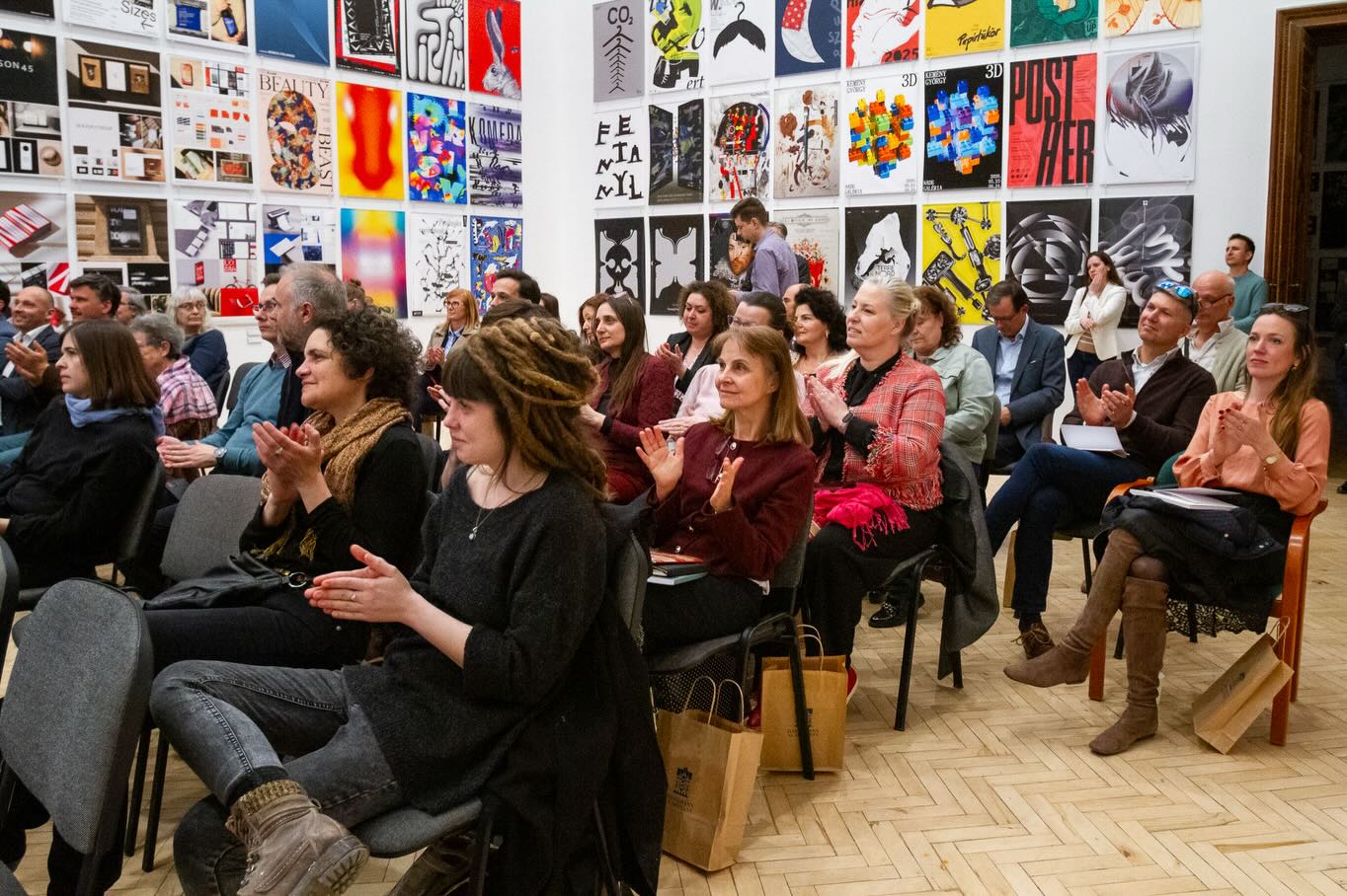 Mesterek képzése – oktatási szimpózium és egyetemközi együttműködés
2026. március 19-én a Magyar Képzőművészeti Egyetem és a Hauszmann Alapítvány „Mesterek képzése” címmel oktatási szimpóziumot rendezett.
A rendezvény a Hauszmann Alapítvány támogatásával megvalósuló, a Képző- és Iparművészeti Szakgimnáziumban zajló szépmíves mesterségek oktatásának tartalmi és módszertani kérdéseit járta körül. A program három szekcióban, kilenc előadás és két workshop keretében adott átfogó képet a képzés jelenéről és jövőjéről.
A szimpózium egyben a Hauszmann 100 Emlékév nyitóeseménye is volt.
A centenáriumi év együttműködő intézményeinek képviseletében Fodor Gergely, Dr. Erős István és Dr. Charaf Hassan köszöntőiket követően ünnepélyes keretek között írták alá az együttműködési nyilatkozatot.
Fotó: @kepkocka