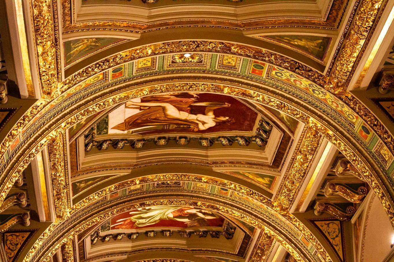 Mesterek képzése – oktatási szimpózium és egyetemközi együttműködés
2026. március 19-én a Magyar Képzőművészeti Egyetem és a Hauszmann Alapítvány „Mesterek képzése” címmel oktatási szimpóziumot rendezett.
A rendezvény a Hauszmann Alapítvány támogatásával megvalósuló, a Képző- és Iparművészeti Szakgimnáziumban zajló szépmíves mesterségek oktatásának tartalmi és módszertani kérdéseit járta körül. A program három szekcióban, kilenc előadás és két workshop keretében adott átfogó képet a képzés jelenéről és jövőjéről.
A szimpózium egyben a Hauszmann 100 Emlékév nyitóeseménye is volt.
A centenáriumi év együttműködő intézményeinek képviseletében Fodor Gergely, Dr. Erős István és Dr. Charaf Hassan köszöntőiket követően ünnepélyes keretek között írták alá az együttműködési nyilatkozatot.
Fotó: @kepkocka