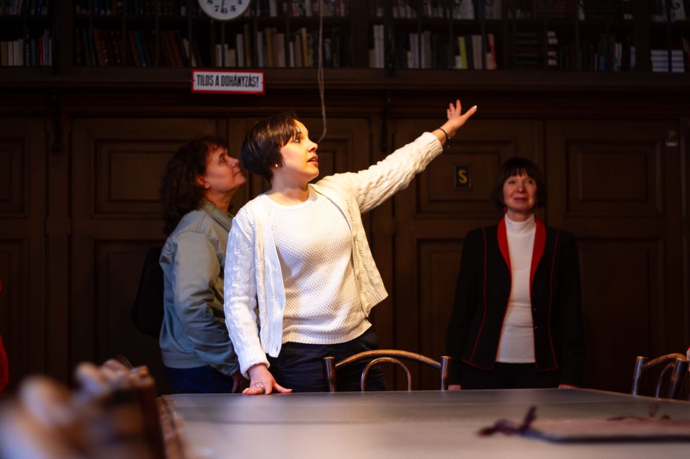 Mesterek képzése – oktatási szimpózium és egyetemközi együttműködés
2026. március 19-én a Magyar Képzőművészeti Egyetem és a Hauszmann Alapítvány „Mesterek képzése” címmel oktatási szimpóziumot rendezett.
A rendezvény a Hauszmann Alapítvány támogatásával megvalósuló, a Képző- és Iparművészeti Szakgimnáziumban zajló szépmíves mesterségek oktatásának tartalmi és módszertani kérdéseit járta körül. A program három szekcióban, kilenc előadás és két workshop keretében adott átfogó képet a képzés jelenéről és jövőjéről.
A szimpózium egyben a Hauszmann 100 Emlékév nyitóeseménye is volt.
A centenáriumi év együttműködő intézményeinek képviseletében Fodor Gergely, Dr. Erős István és Dr. Charaf Hassan köszöntőiket követően ünnepélyes keretek között írták alá az együttműködési nyilatkozatot.
Fotó: @kepkocka