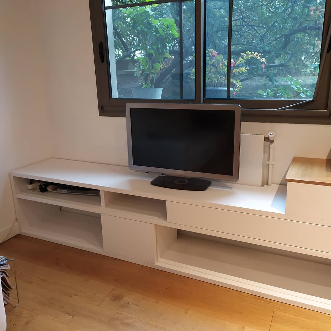 Réalisation finie !
Meuble TV/Escalier pour accéder à un jardin par la fenêtre
Meuble dessiné par @vilaca.thomas
#meublesurmesure #agencement #surmesure #menuiserie #menuisier #ebenisterie #bois #escalier #architecturedinterieur