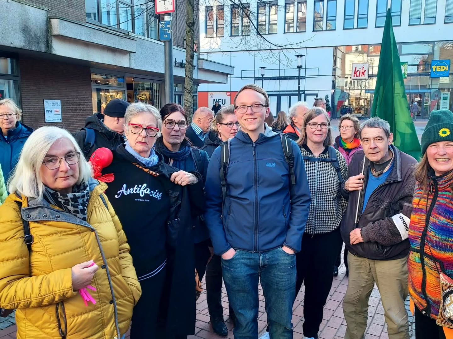 👫👭 MENSCHENKETTE FÜR DEMOKRATIE UND GEGEN RASSISMUS 👬🧑🤝🧑
Im Rahmen der aktuell laufenden "Internationalen Wochen gegen Rassismus" hatte das @buendnisfuerdemokratieelmshorn heute am frühen Abend zu einer Menschenkette für Demokratie und gegen Rassismus aufgerufen. Natürlich waren auch wir Grünen dabei. Es war ein schönes Zeichen für Toleranz, Vielfalt und demokratische Werte!
❤️🧡💛💚💙💜
#Menschenkette #wochengegenrassismus #elmshorn #teamelmshorn #supernormal