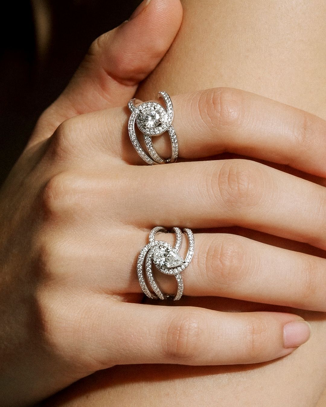 Deux interprétations, une même signature.
Volute et Volute II déclinent un même langage :
des lignes en mouvement, un diamant central en tension, une lumière maîtrisée.
Ronde ou poire, chaque version affirme une identité.
Même architecture, nouvelle expression.
—
Two interpretations, one signature.
Volute and Volute II express the same design language:
fluid lines, a central diamond in tension, controlled brilliance.
Round or pear, each version defines its own identity.
Same structure, new expression.
#volute #diamondring #engagementring #finejewelry #hautejoaillerie #naturaldiamond #luxurydesign #amantys #parisjewelry #bridalrings