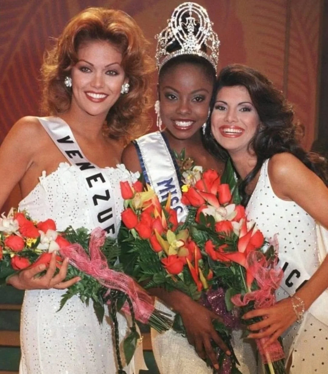 Top 3 del Miss Universo 1998 👑✨️
Venezuela (@veruzhkaramirez) 1ra finalista 🇻�
