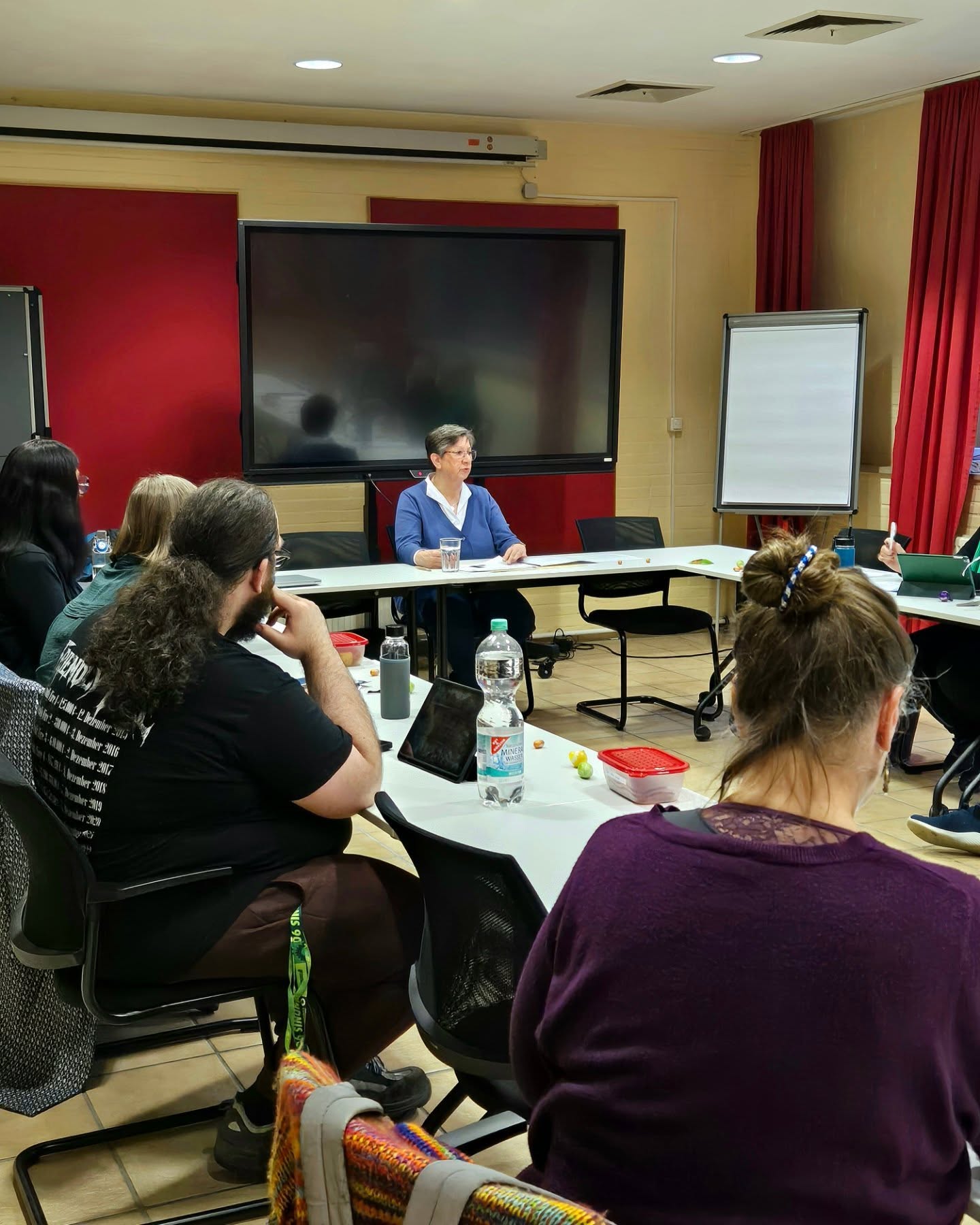 ♀️ AUSTAUSCH MIT DER GLEICHSTELLUNGSBEAUTRAGTEN ✊️
Bei unserer heutigen Fraktionssitzung hatten wir Besuch. Die Gleichstellungsbeautragte der Stadt Elmshorn, Heidi Basting, war zu Gast und wir hatten einen spannenden Austausch.
Dabei kamen viele Themen zur Sprache:
- Umsetzung der Istanbul-Konvention zur Bekämpfung von Gewalt gegen Frauen und häuslicher Gewalt
- aktuelle Berichterstattung zu sexualisierten Deepfakes
- Lage der Frauenhäuser im Kreis Pinneberg
- und vieles mehr...
Eines ist dabei unstrittig: Von Geschlechtergerechtigkeit sind wir noch sehr weit entfernt. Es ist bspw. erschreckend, wie häufig es bei der Betrachtung von Straftaten zu einer Täter-Opfer-Umkehr kommt. Wir haben es mit einem massiven gesamtgesellschaftlichen Problem zu tun: dem Patriarchat.
Danke für die wichtige Arbeit, Heidi Basting! 💜
#elmshorn #teamelmshorn #fraktionssitzung #gleichstellungsbeauftragte #feminismus
