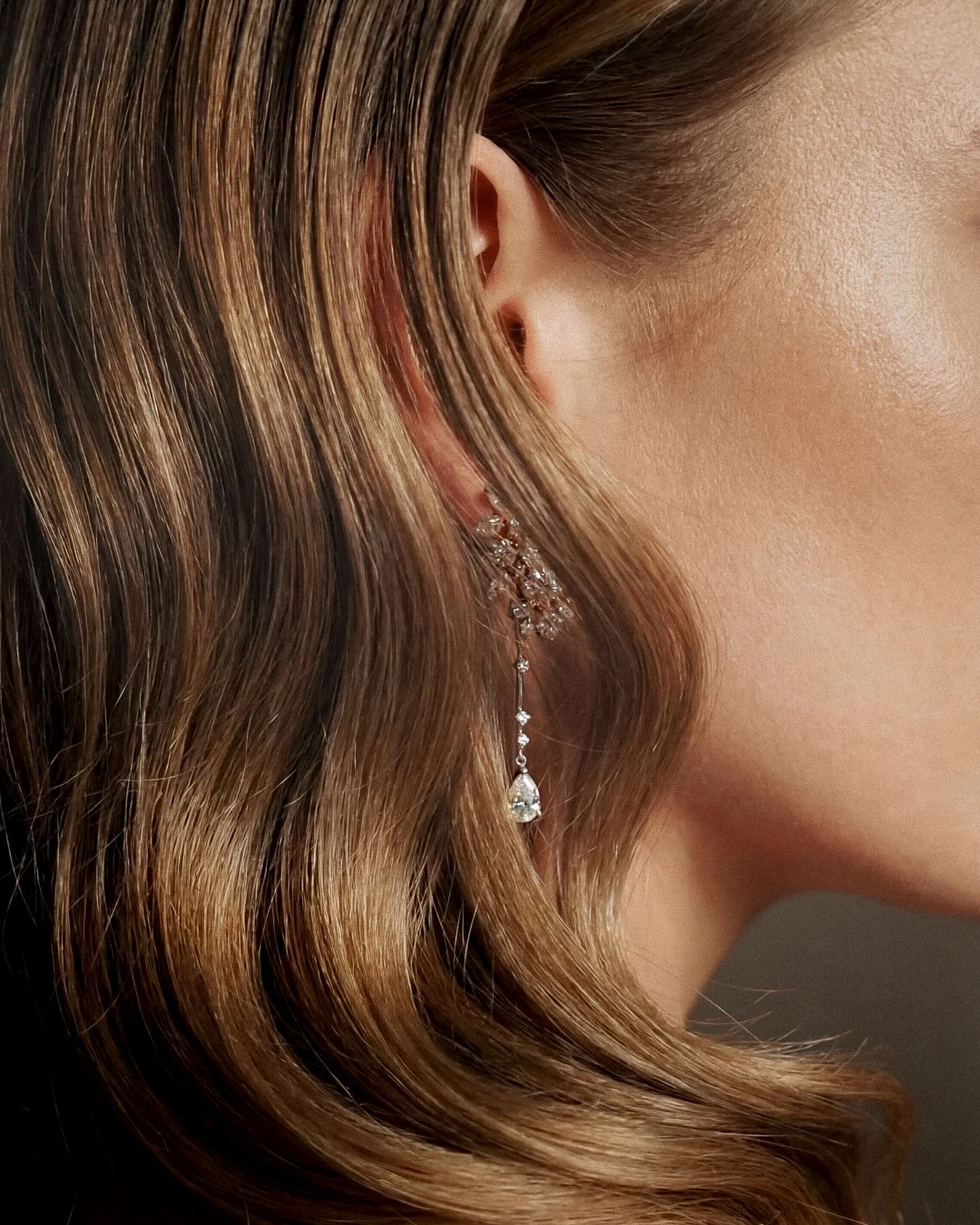 Le détail avant la révélation.
L’éclat avant la signature.
Une lumière qui se devine,
une silhouette qui s’affirme.
Bientôt, tout prendra sens.
―
The detail before the reveal.
The sparkle before the signature.
A light you can sense,
a silhouette taking shape.
Coming very soon.
#amantys #hautejoaillerie #highjewelry