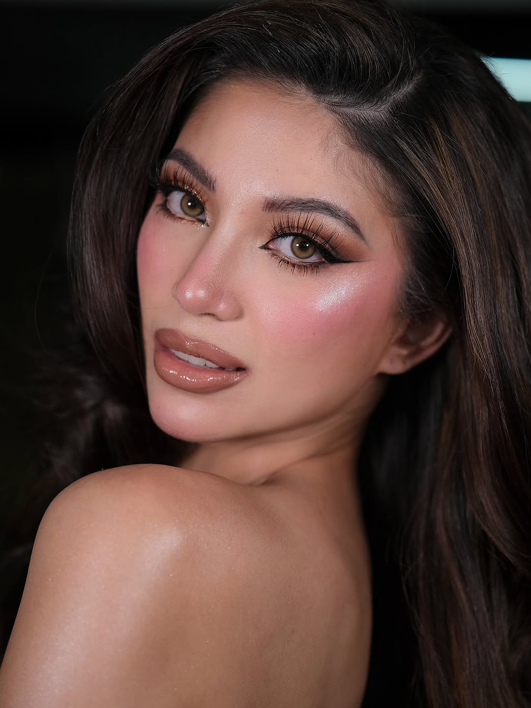 Finally! A perfect hair and makeup for her. It’s giving universal appeal. Univer