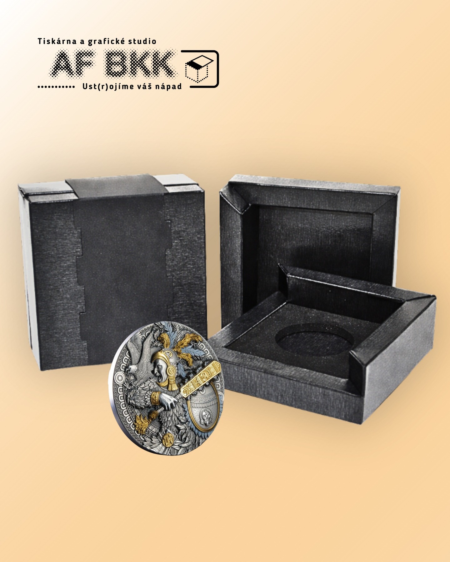 Sběratelské mince mají hodnotu. A obal by ji měl podtrhnout.
Strukturovaná laminace a černý papír k nim přirozeně sedí – dodávají hloubku, kontrast a pocit výjimečnosti. Navrhujeme řešení, které nejen chrání, ale i prezentuje. Protože i obal je součástí příběhu.
Ust(r)ojíme váš nápad. 🟧⬜⬛
#AFBKK #Packaging #LuxuryPackaging #ObalovyDesign #Detail #PremiumPackaging