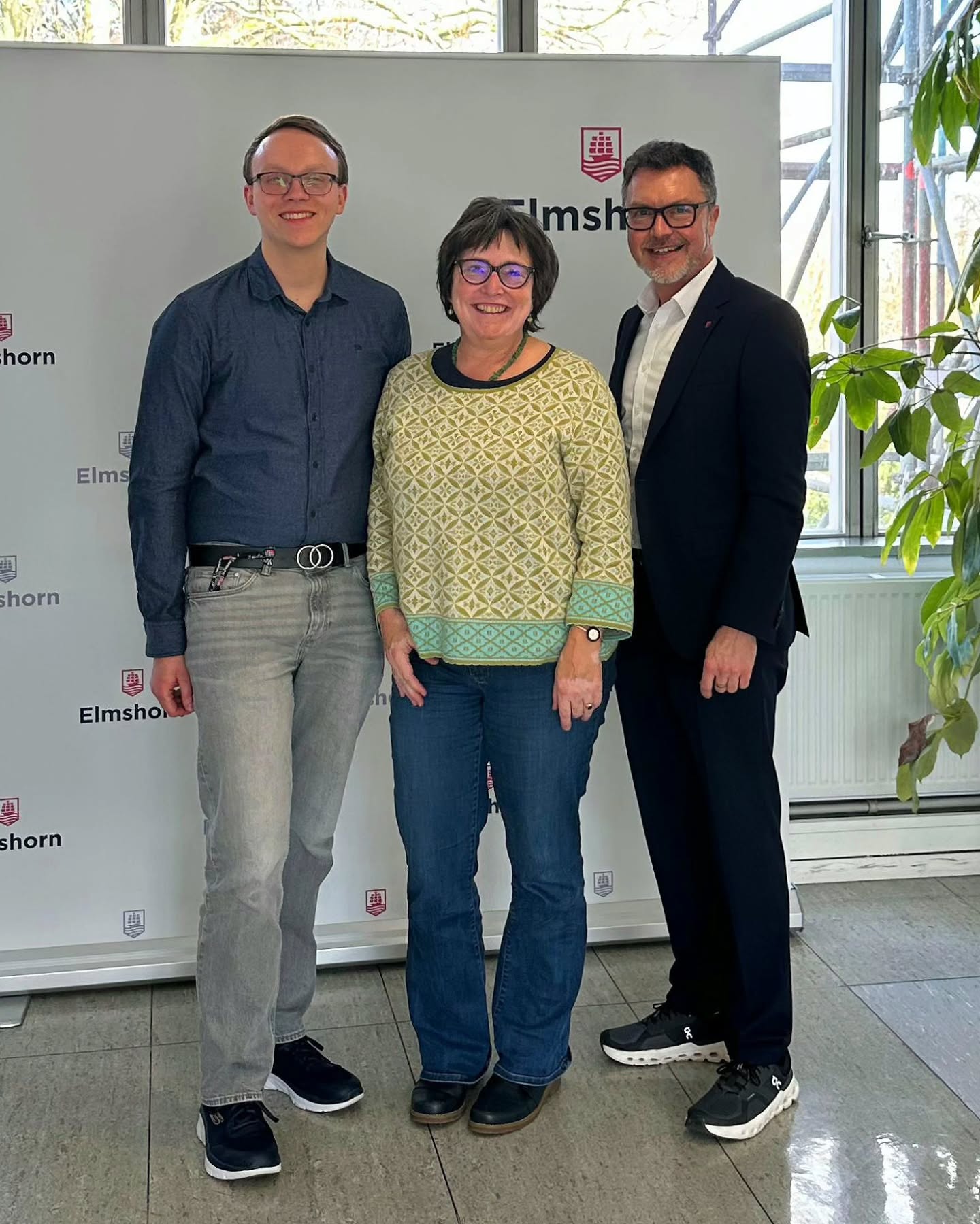 🌱 GEMEINSAM FÜR ELMSHORNS ZUKUNFT 🌱
Heute fand im Rathaus ein Treffen zwischen Landtagsvizepräsidentin Eka von Kalben, Oberbürgermeister Erik Sachse und unserem Fraktionsvorsitzenden Björn Hildebrand statt. Spontanes Motto des Gesprächs: Elmshorn – Platz zu gestalten. Vielen Dank für den inspirierenden und tollen Austausch!
Elmshorn, wir hören dir zu – und packen es an! 💪 Was wünscht ihr euch für unsere Stadt? Schreibt’s in die Kommentare! ⬇️
#elmshorn #platzzugestalten #teamelmshorn #grüne