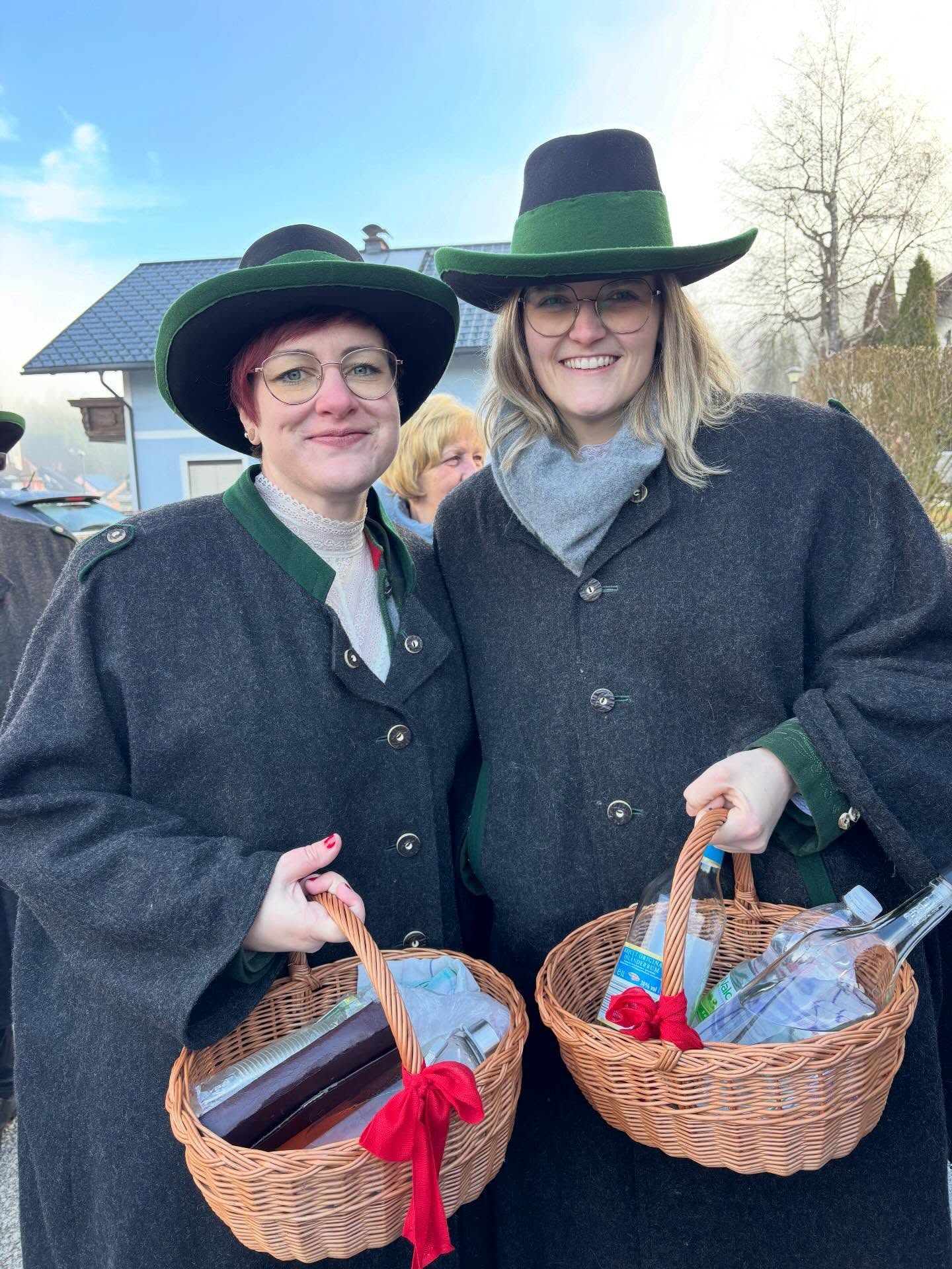🐣OSTERWECKRUF 2026🐣
•
•
•
Heute fand wieder unser traditioneller Osterweckruf statt! 🎺🐰
Begonnen haben wir um 05:00 Uhr, in Friedenstein, bei Familie Büchinger, wo wir zuvor ein köstliches Frühstück genießen durften – vielen Dank dafür! ☕️
Nachdem sich der Nebel endlich verzogen hatte, marschierten wir bei schönem, warmen Wetter durch ganz Mitterbach. ☀️
An dieser Stelle bedanken wir uns nochmals herzlich bei allen für die zahlreichen Getränke-, Speisen- und Geldspenden.
Der Musikverein Mitterbach wünscht allen Freunden und Gönnern FROHE OSTERN! 🌷
•
•
•
#mvmitterbach #musikvereinmitterbach #mitterbach #osterweckruf #tradition