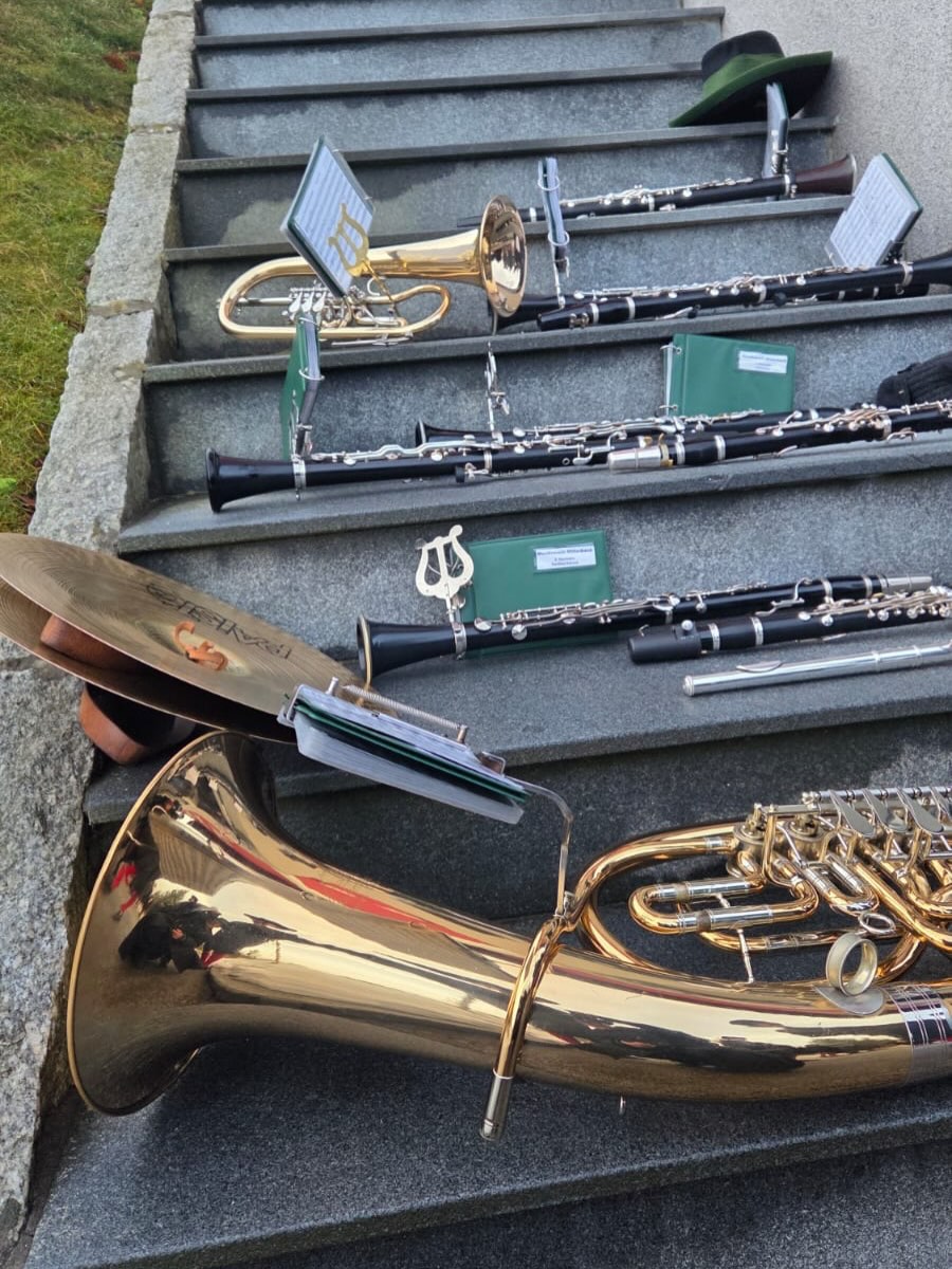 🐣OSTERWECKRUF 2026🐣
•
•
•
Heute fand wieder unser traditioneller Osterweckruf statt! 🎺🐰
Begonnen haben wir um 05:00 Uhr, in Friedenstein, bei Familie Büchinger, wo wir zuvor ein köstliches Frühstück genießen durften – vielen Dank dafür! ☕️
Nachdem sich der Nebel endlich verzogen hatte, marschierten wir bei schönem, warmen Wetter durch ganz Mitterbach. ☀️
An dieser Stelle bedanken wir uns nochmals herzlich bei allen für die zahlreichen Getränke-, Speisen- und Geldspenden.
Der Musikverein Mitterbach wünscht allen Freunden und Gönnern FROHE OSTERN! 🌷
•
•
•
#mvmitterbach #musikvereinmitterbach #mitterbach #osterweckruf #tradition