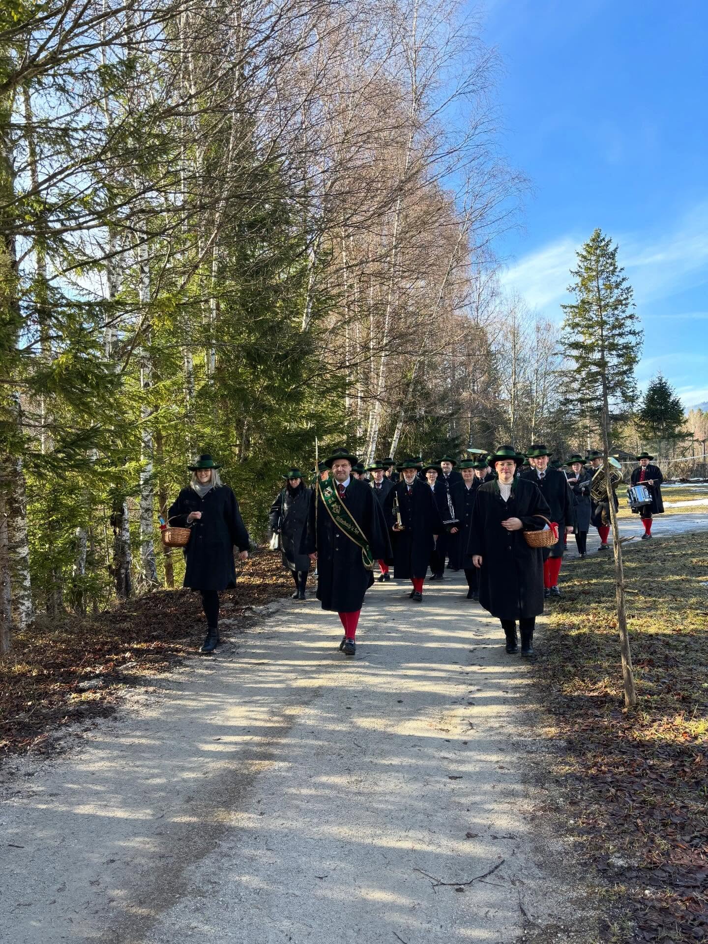 🐣OSTERWECKRUF 2026🐣
•
•
•
Heute fand wieder unser traditioneller Osterweckruf statt! 🎺🐰
Begonnen haben wir um 05:00 Uhr, in Friedenstein, bei Familie Büchinger, wo wir zuvor ein köstliches Frühstück genießen durften – vielen Dank dafür! ☕️
Nachdem sich der Nebel endlich verzogen hatte, marschierten wir bei schönem, warmen Wetter durch ganz Mitterbach. ☀️
An dieser Stelle bedanken wir uns nochmals herzlich bei allen für die zahlreichen Getränke-, Speisen- und Geldspenden.
Der Musikverein Mitterbach wünscht allen Freunden und Gönnern FROHE OSTERN! 🌷
•
•
•
#mvmitterbach #musikvereinmitterbach #mitterbach #osterweckruf #tradition