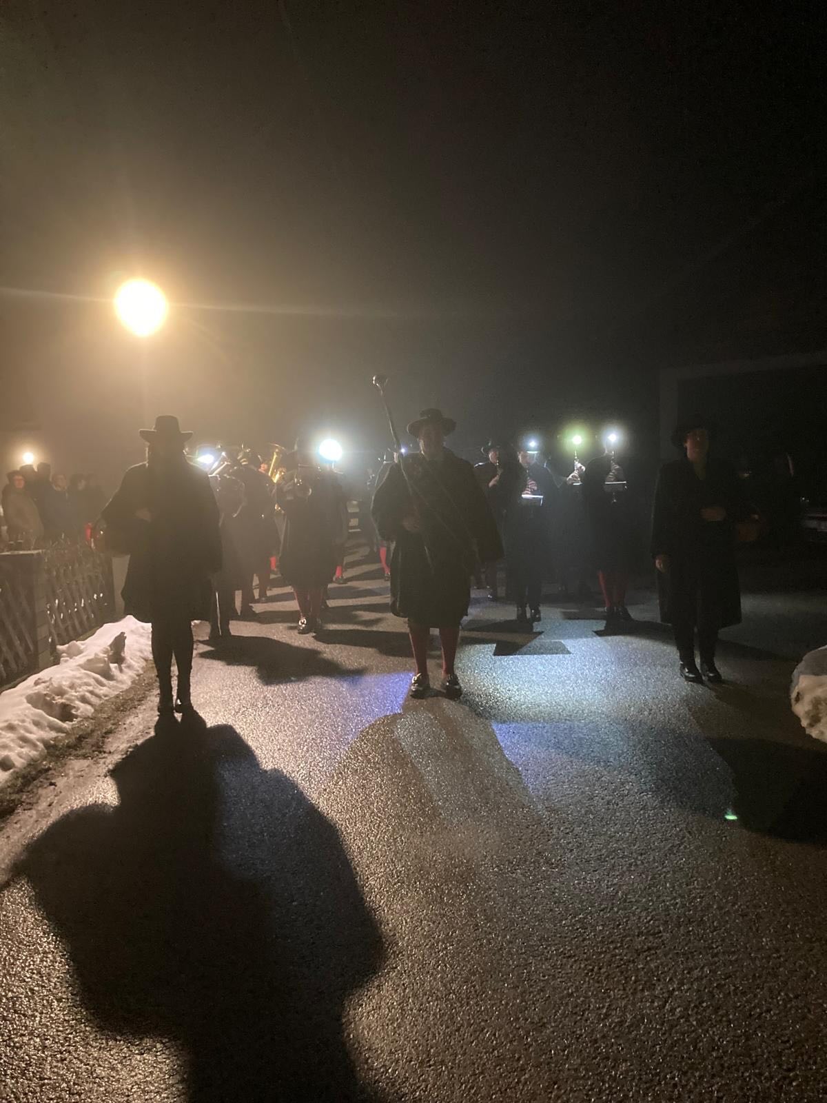 🐣OSTERWECKRUF 2026🐣
•
•
•
Heute fand wieder unser traditioneller Osterweckruf statt! 🎺🐰
Begonnen haben wir um 05:00 Uhr, in Friedenstein, bei Familie Büchinger, wo wir zuvor ein köstliches Frühstück genießen durften – vielen Dank dafür! ☕️
Nachdem sich der Nebel endlich verzogen hatte, marschierten wir bei schönem, warmen Wetter durch ganz Mitterbach. ☀️
An dieser Stelle bedanken wir uns nochmals herzlich bei allen für die zahlreichen Getränke-, Speisen- und Geldspenden.
Der Musikverein Mitterbach wünscht allen Freunden und Gönnern FROHE OSTERN! 🌷
•
•
•
#mvmitterbach #musikvereinmitterbach #mitterbach #osterweckruf #tradition