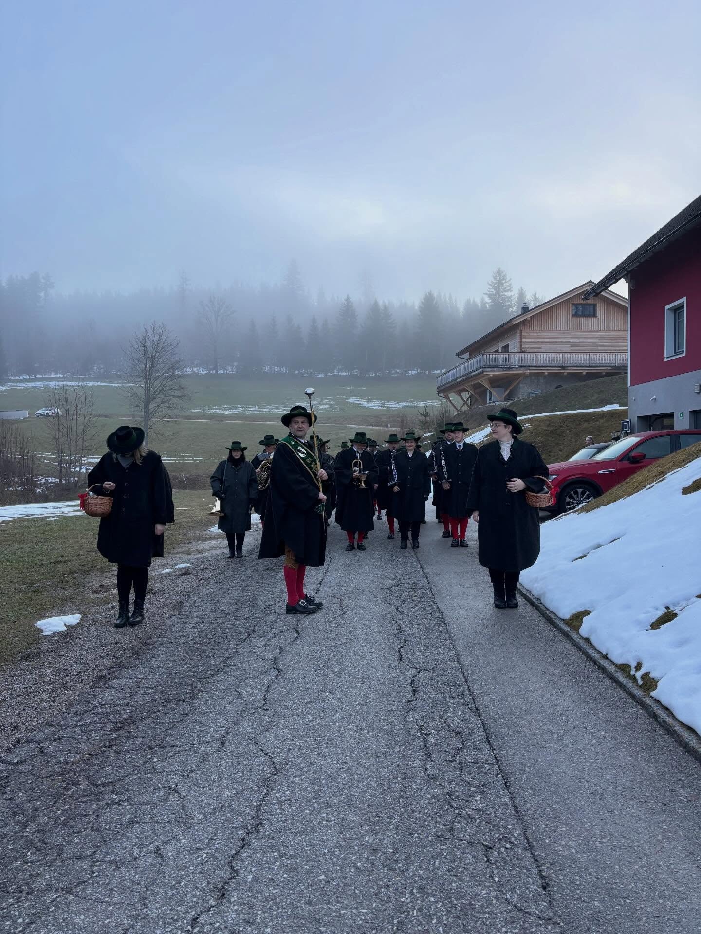 🐣OSTERWECKRUF 2026🐣
•
•
•
Heute fand wieder unser traditioneller Osterweckruf statt! 🎺🐰
Begonnen haben wir um 05:00 Uhr, in Friedenstein, bei Familie Büchinger, wo wir zuvor ein köstliches Frühstück genießen durften – vielen Dank dafür! ☕️
Nachdem sich der Nebel endlich verzogen hatte, marschierten wir bei schönem, warmen Wetter durch ganz Mitterbach. ☀️
An dieser Stelle bedanken wir uns nochmals herzlich bei allen für die zahlreichen Getränke-, Speisen- und Geldspenden.
Der Musikverein Mitterbach wünscht allen Freunden und Gönnern FROHE OSTERN! 🌷
•
•
•
#mvmitterbach #musikvereinmitterbach #mitterbach #osterweckruf #tradition