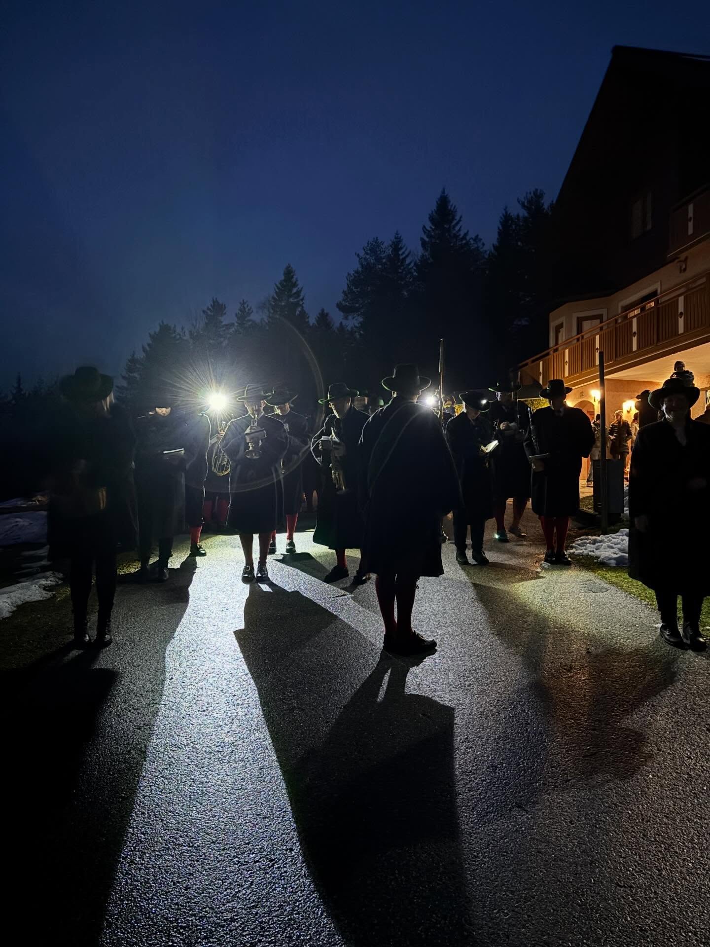 🐣OSTERWECKRUF 2026🐣
•
•
•
Heute fand wieder unser traditioneller Osterweckruf statt! 🎺🐰
Begonnen haben wir um 05:00 Uhr, in Friedenstein, bei Familie Büchinger, wo wir zuvor ein köstliches Frühstück genießen durften – vielen Dank dafür! ☕️
Nachdem sich der Nebel endlich verzogen hatte, marschierten wir bei schönem, warmen Wetter durch ganz Mitterbach. ☀️
An dieser Stelle bedanken wir uns nochmals herzlich bei allen für die zahlreichen Getränke-, Speisen- und Geldspenden.
Der Musikverein Mitterbach wünscht allen Freunden und Gönnern FROHE OSTERN! 🌷
•
•
•
#mvmitterbach #musikvereinmitterbach #mitterbach #osterweckruf #tradition