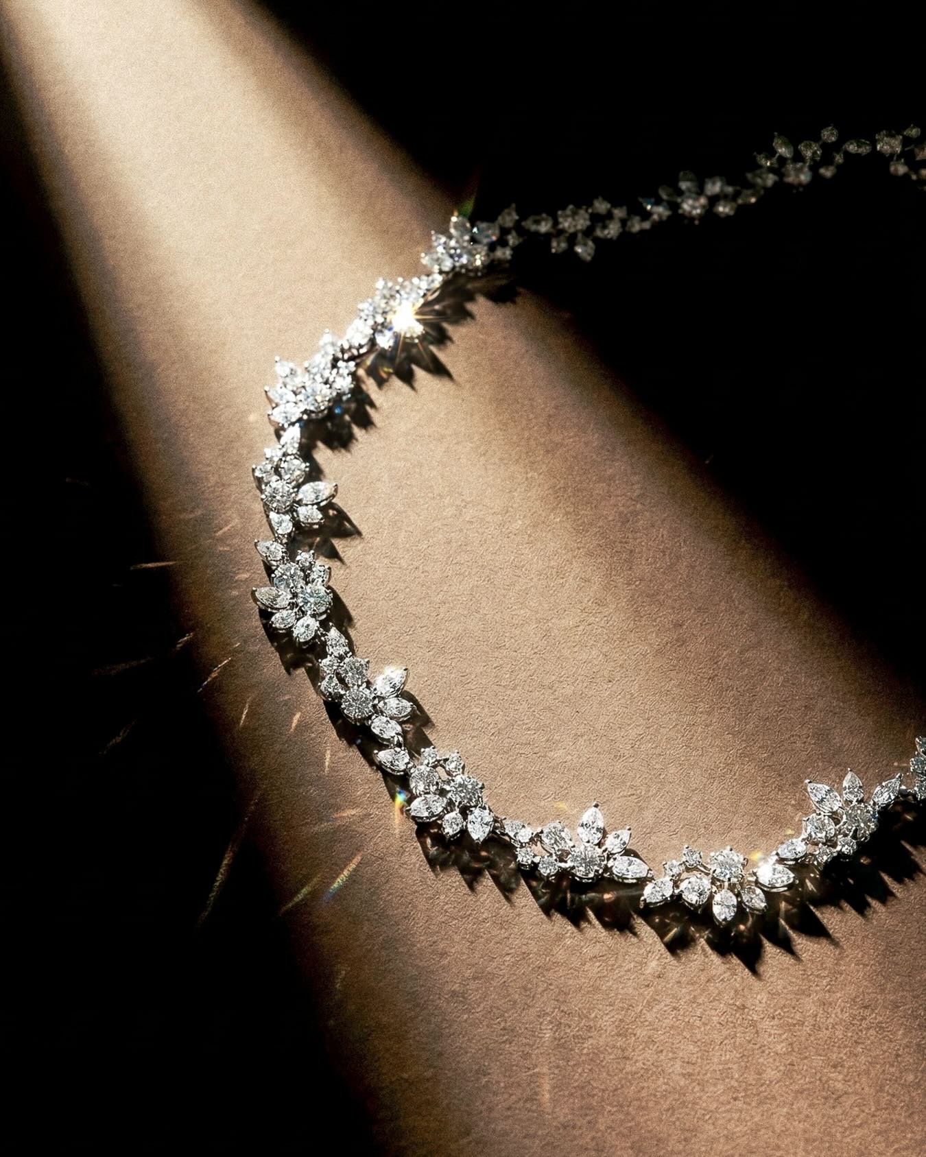 La floraison commence.
La collection se dévoile.
Chaque pièce éclot,
révélant l’équilibre entre nature et Haute Joaillerie.
Une signature enfin révélée.
Venez la découvrir dans notre showroom
5 rue de l’Échelle, Paris 1er
Uniquement sur rendez-vous.
―
The bloom begins.
The collection is revealed.
Each piece blossoms,
revealing the balance between nature and High Jewelry.
A signature, finally unveiled.
Discover it in our showroom
5 rue de l’Échelle, Paris 1
By appointment only.
#amantys #hautejoaillerie #highjewelry