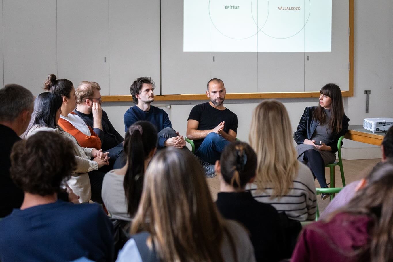 ArchLAB - Szakmai Esték.
Az első alkalom során vendégeinkkel azt a ritkán tárgyalt témát jártuk körbe, hogy milyen modellek alapján működnek a magyar tervezőirodák, hogyan lehet összeegyeztetni a kreatív alkotó tevékenységet egy cég fenntartási igényeivel, egyáltalán hogyan lehet elindulni és hogyan lehet fenntartani egy főként tervezéssel foglalkozó céget ma Magyarországon?
Vendégeink voltak:
Erdélyi Linda - LAB5 architects
Horváth-Farkas Zsófia - DEKON
Csépke Tamás - STUDIO FORMATION
Kálna Dávid és Hartvig Dániel - HARTVIG KÁLNA