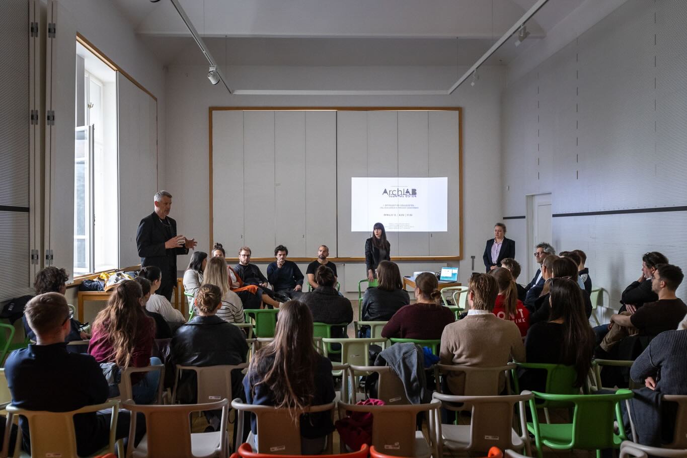 ArchLAB - Szakmai Esték.
Az első alkalom során vendégeinkkel azt a ritkán tárgyalt témát jártuk körbe, hogy milyen modellek alapján működnek a magyar tervezőirodák, hogyan lehet összeegyeztetni a kreatív alkotó tevékenységet egy cég fenntartási igényeivel, egyáltalán hogyan lehet elindulni és hogyan lehet fenntartani egy főként tervezéssel foglalkozó céget ma Magyarországon?
Vendégeink voltak:
Erdélyi Linda - LAB5 architects
Horváth-Farkas Zsófia - DEKON
Csépke Tamás - STUDIO FORMATION
Kálna Dávid és Hartvig Dániel - HARTVIG KÁLNA