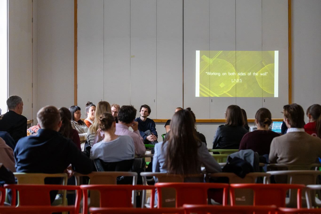 ArchLAB - Szakmai Esték.
Az első alkalom során vendégeinkkel azt a ritkán tárgyalt témát jártuk körbe, hogy milyen modellek alapján működnek a magyar tervezőirodák, hogyan lehet összeegyeztetni a kreatív alkotó tevékenységet egy cég fenntartási igényeivel, egyáltalán hogyan lehet elindulni és hogyan lehet fenntartani egy főként tervezéssel foglalkozó céget ma Magyarországon?
Vendégeink voltak:
Erdélyi Linda - LAB5 architects
Horváth-Farkas Zsófia - DEKON
Csépke Tamás - STUDIO FORMATION
Kálna Dávid és Hartvig Dániel - HARTVIG KÁLNA