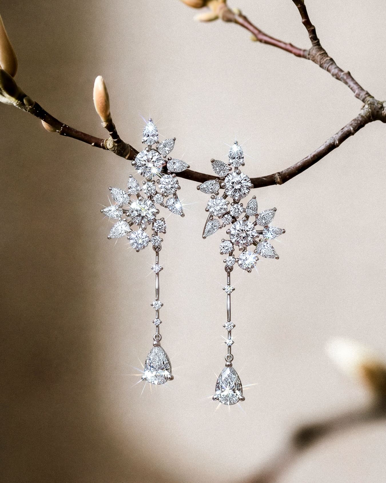 Inspirée du magnolia, cette création capture l’instant où la fleur s’ouvre et s’étire vers la lumière.
Les diamants se déploient en pétales, puis s’allongent en une chute délicate, ponctuée d’une poire en suspension.
Un équilibre entre structure et légèreté, puissance et finesse.
Une pièce vivante, pensée pour suivre le mouvement.
Collection Éclosion.
—
Inspired by the magnolia, this creation captures the moment the flower opens and reaches toward the light.
Diamonds unfold like petals, then extend into a delicate drop, finished with a suspended pear-shaped stone.
A balance between structure and lightness, strength and refinement.
A living piece, designed to move with you.
Éclosion Collection.
#amantys #hautejoaillerie #highjewelry #magnolia