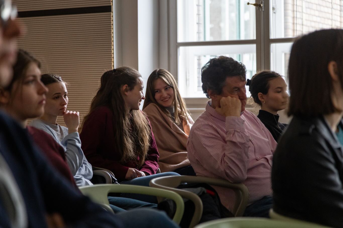 ArchLAB - Szakmai Esték.
Az első alkalom során vendégeinkkel azt a ritkán tárgyalt témát jártuk körbe, hogy milyen modellek alapján működnek a magyar tervezőirodák, hogyan lehet összeegyeztetni a kreatív alkotó tevékenységet egy cég fenntartási igényeivel, egyáltalán hogyan lehet elindulni és hogyan lehet fenntartani egy főként tervezéssel foglalkozó céget ma Magyarországon?
Vendégeink voltak:
Erdélyi Linda - LAB5 architects
Horváth-Farkas Zsófia - DEKON
Csépke Tamás - STUDIO FORMATION
Kálna Dávid és Hartvig Dániel - HARTVIG KÁLNA