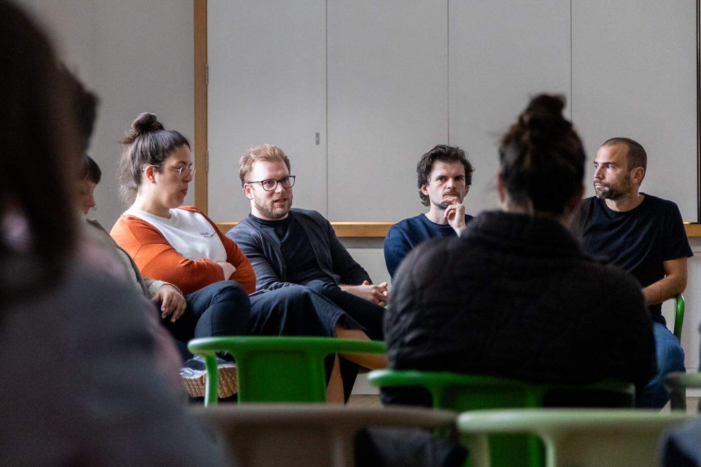 ArchLAB - Szakmai Esték.
Az első alkalom során vendégeinkkel azt a ritkán tárgyalt témát jártuk körbe, hogy milyen modellek alapján működnek a magyar tervezőirodák, hogyan lehet összeegyeztetni a kreatív alkotó tevékenységet egy cég fenntartási igényeivel, egyáltalán hogyan lehet elindulni és hogyan lehet fenntartani egy főként tervezéssel foglalkozó céget ma Magyarországon?
Vendégeink voltak:
Erdélyi Linda - LAB5 architects
Horváth-Farkas Zsófia - DEKON
Csépke Tamás - STUDIO FORMATION
Kálna Dávid és Hartvig Dániel - HARTVIG KÁLNA