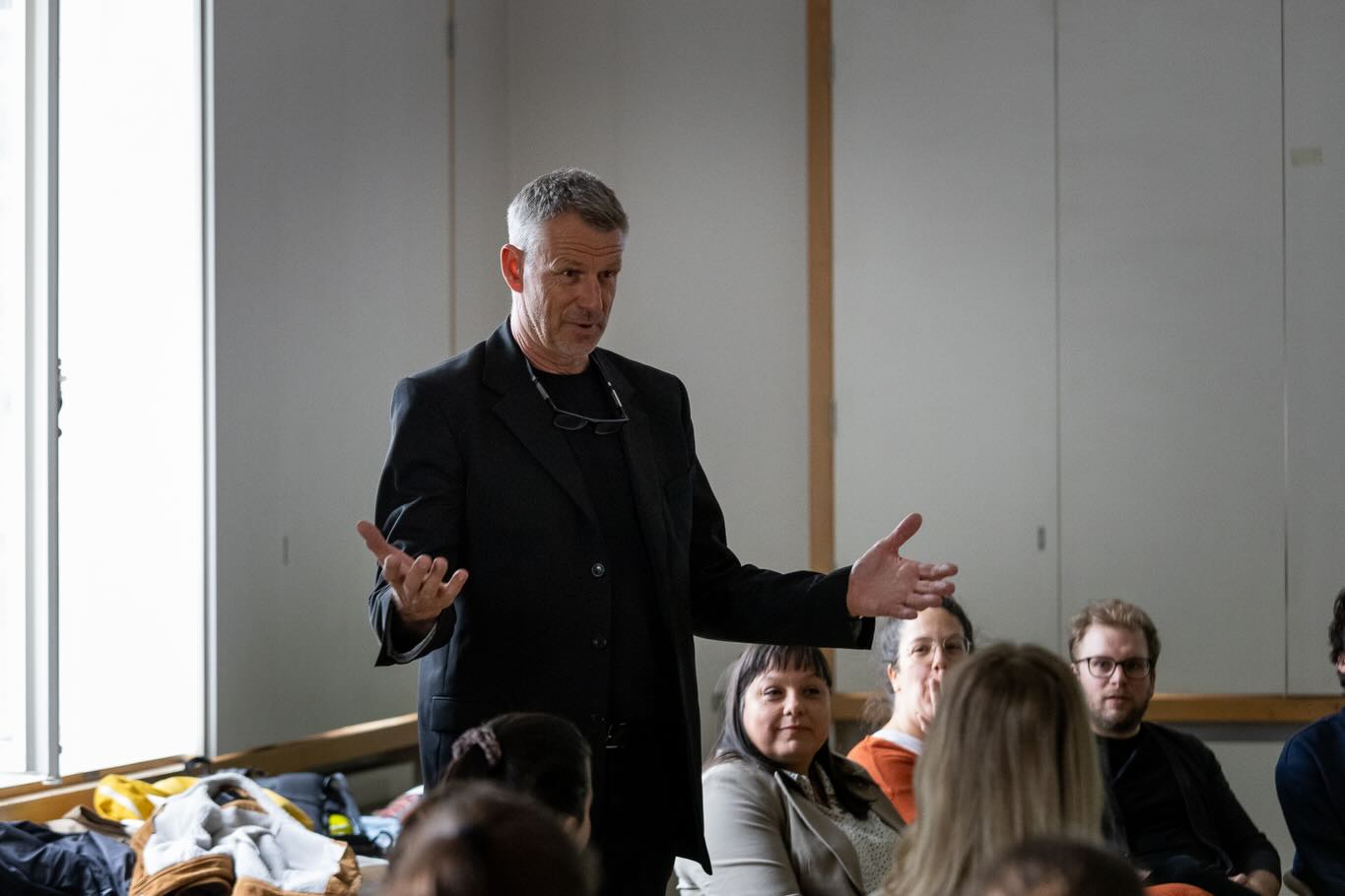 ArchLAB - Szakmai Esték.
Az első alkalom során vendégeinkkel azt a ritkán tárgyalt témát jártuk körbe, hogy milyen modellek alapján működnek a magyar tervezőirodák, hogyan lehet összeegyeztetni a kreatív alkotó tevékenységet egy cég fenntartási igényeivel, egyáltalán hogyan lehet elindulni és hogyan lehet fenntartani egy főként tervezéssel foglalkozó céget ma Magyarországon?
Vendégeink voltak:
Erdélyi Linda - LAB5 architects
Horváth-Farkas Zsófia - DEKON
Csépke Tamás - STUDIO FORMATION
Kálna Dávid és Hartvig Dániel - HARTVIG KÁLNA