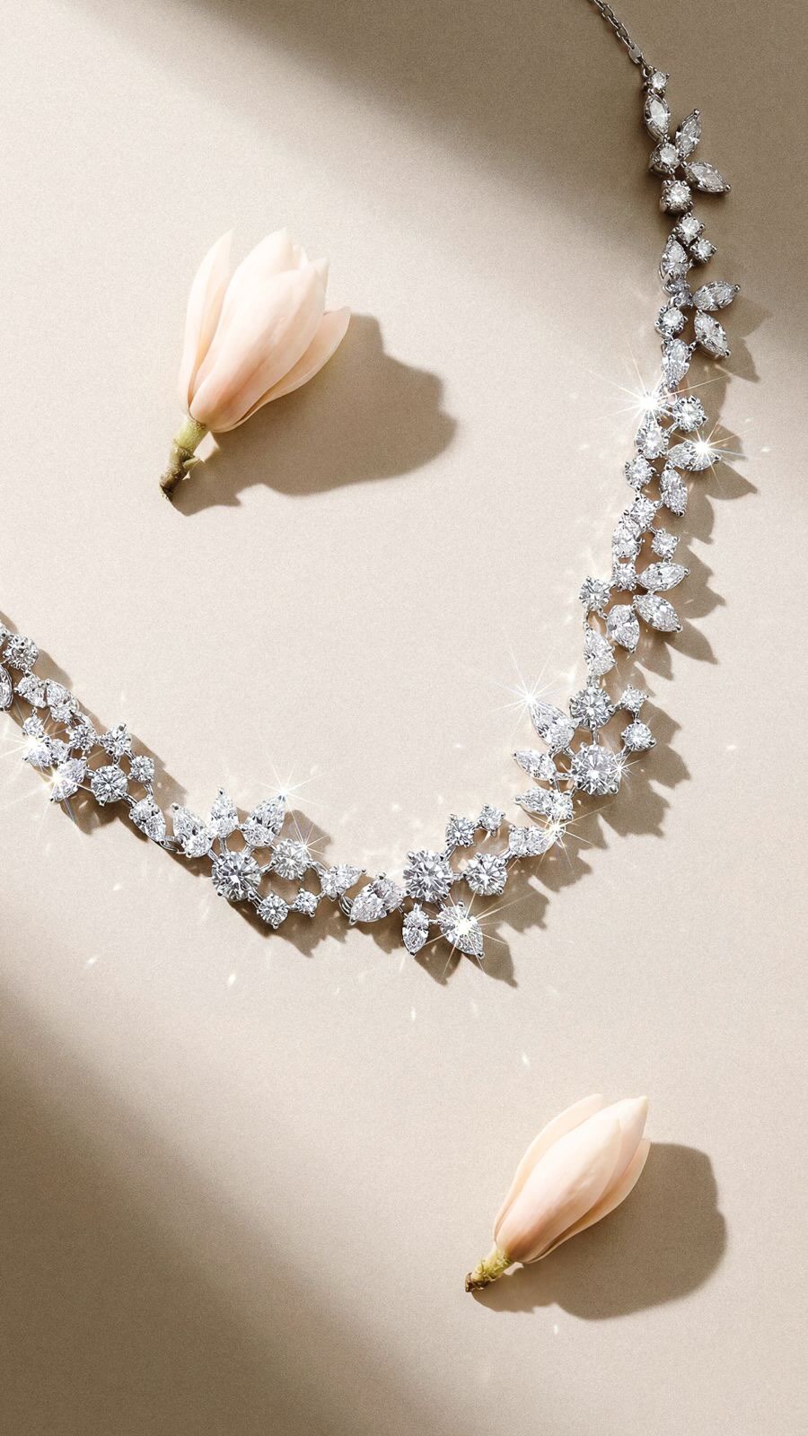 De la structure à la lumière.
Chaque étape révèle un peu plus la pièce :
le dessin, la monture, le sertissage, la mise en lumière.
Des heures de précision pour atteindre l’évidence.
Un collier pensé dans les moindres détails, façonné à la main, pierre après pierre.
La Haute Joaillerie ne se montre pas. Elle se construit.
Collection Éclosion.
—
From structure to light.
Each step unveils the piece:
design, setting, stone setting, final brilliance.
Hours of precision to reach perfection.
A necklace crafted by hand, stone by stone.
High Jewelry isn’t shown. It’s built.
Éclosion Collection.
#amantys #hautejoaillerie #highjewelry