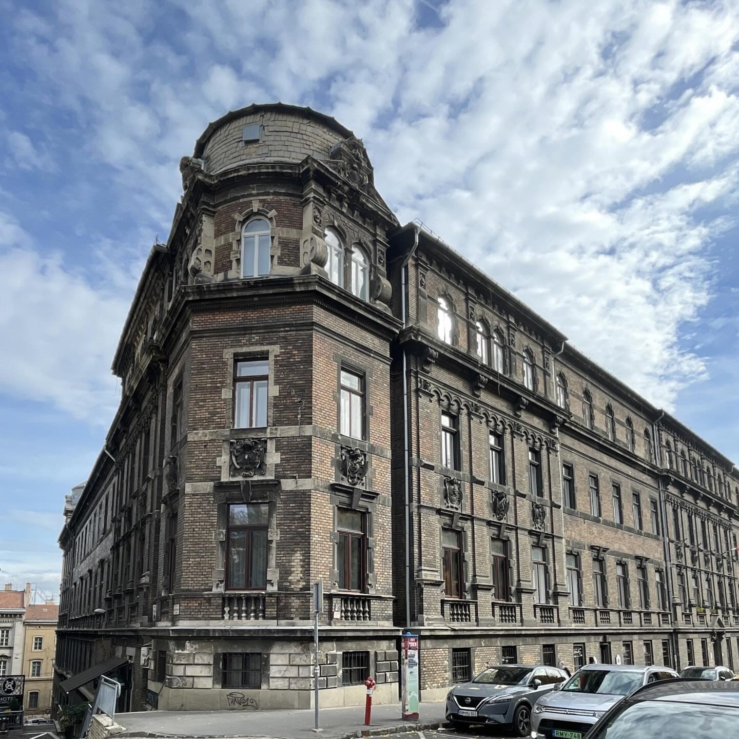 Idén emlékezünk Hauszmann Alajos halálának 100 éves évfordulójára!
További érdekességekért link a bioban.
Hauszmann Alajos: Északkeleti Vasúttársaság bérháza
Fotókat készítette: Megyeri Lili, Püspök Fanni